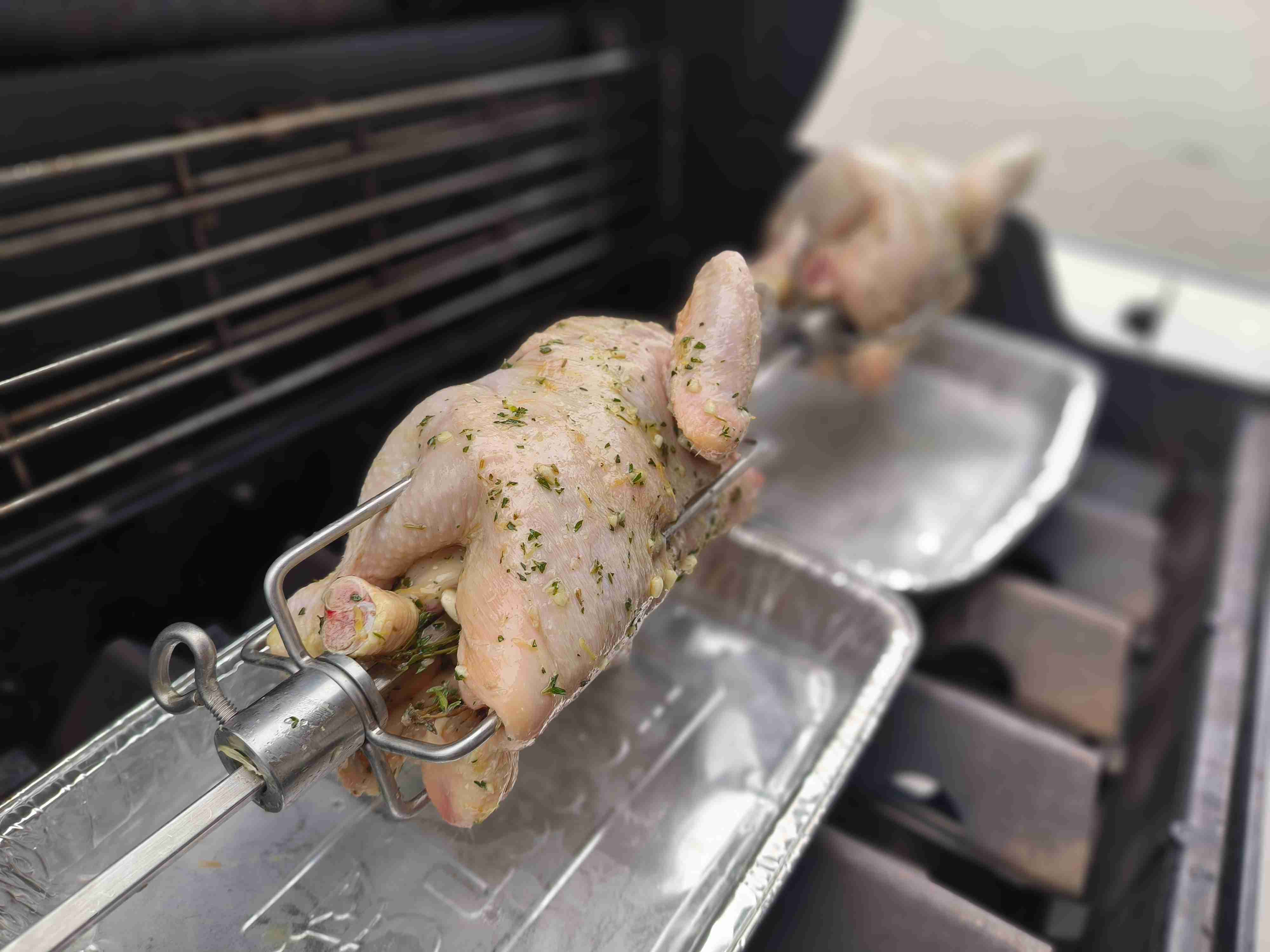 Grilované kuře na otočném grilu Grilované kuře na rožni na grilu