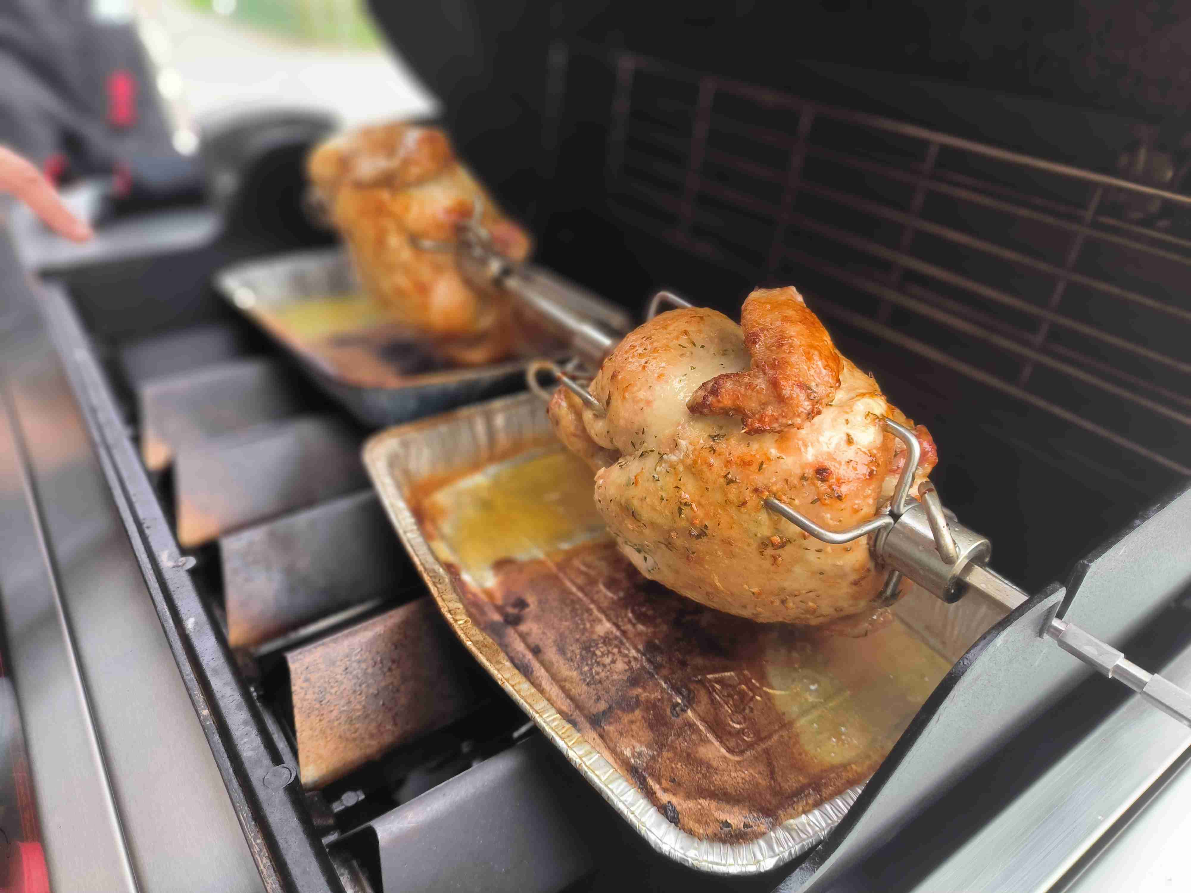 Kuře grilované na rožni Kuře během procesu grilování na rožni na grilu