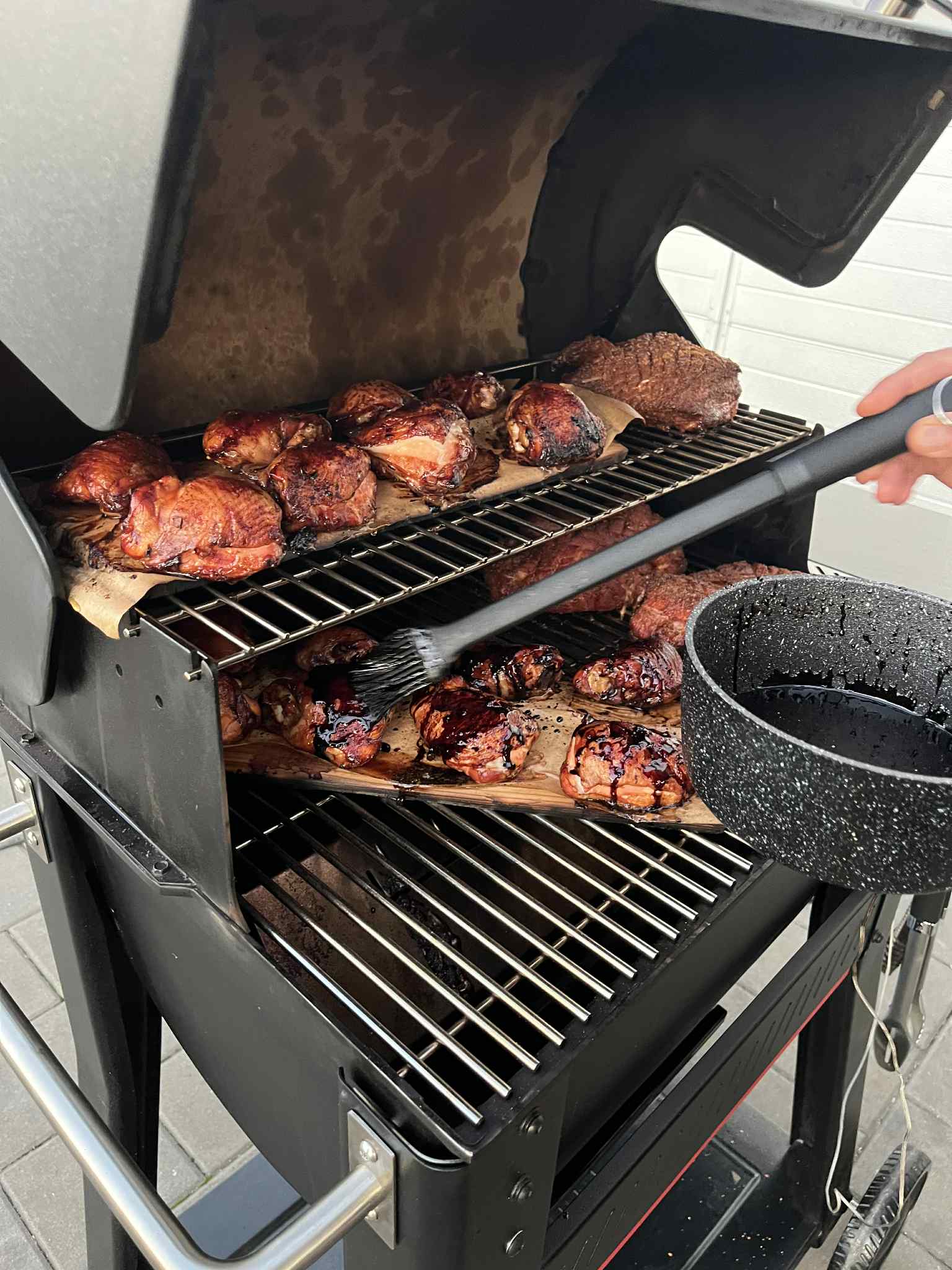 Kuřecí stehna na grilu - potírání marinádou
