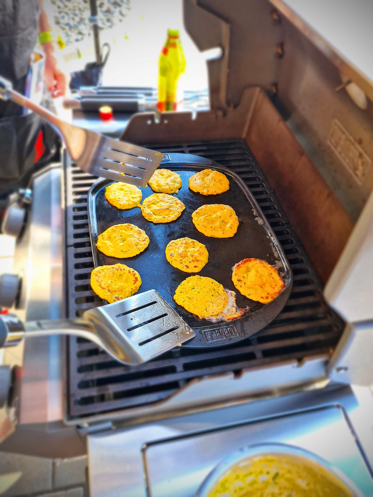 Kukuřičné placičky na grilu - otáčení obracečkou Kukuřičné placičky na grilu - otáčení obracečkou