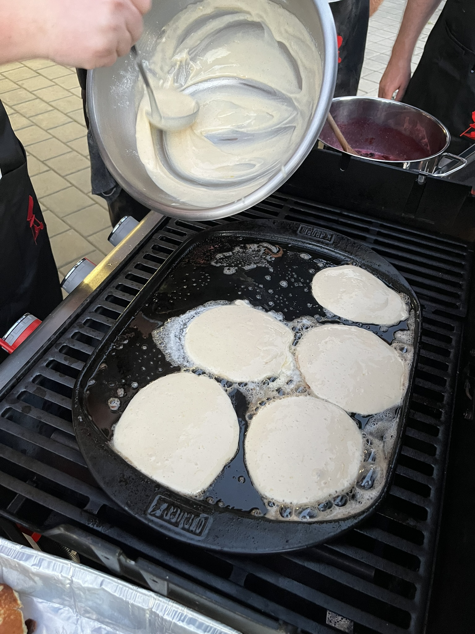 Rychlé lívance - recept s lesním ovocem - těsto na keramické desce