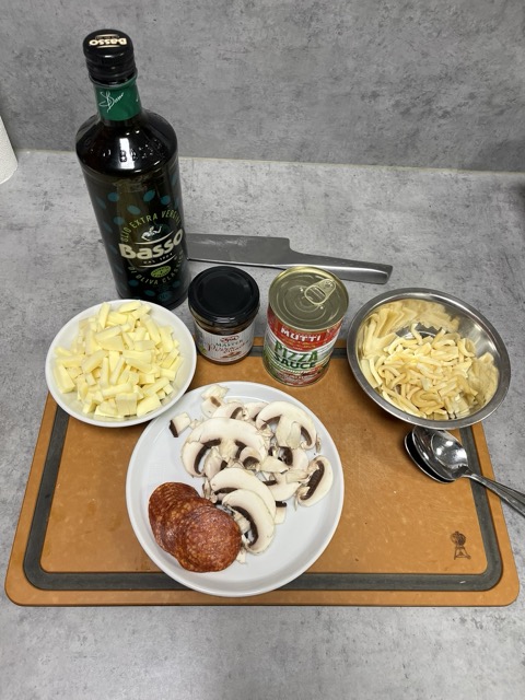 Ingredience na pizzu stylu New York