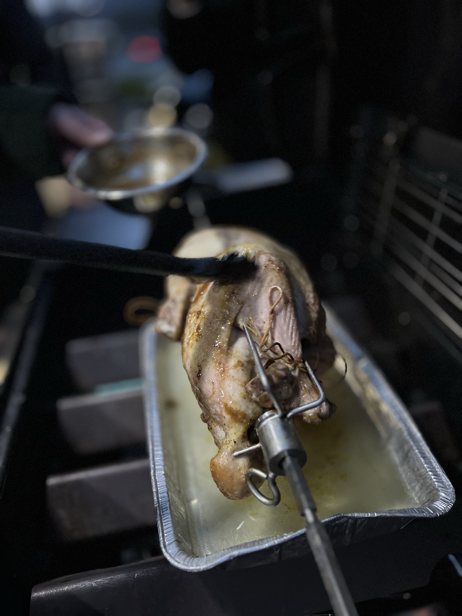 Pečený krocan na grilu - potírání krocana Pečený krocan na grilu - potírání krocana