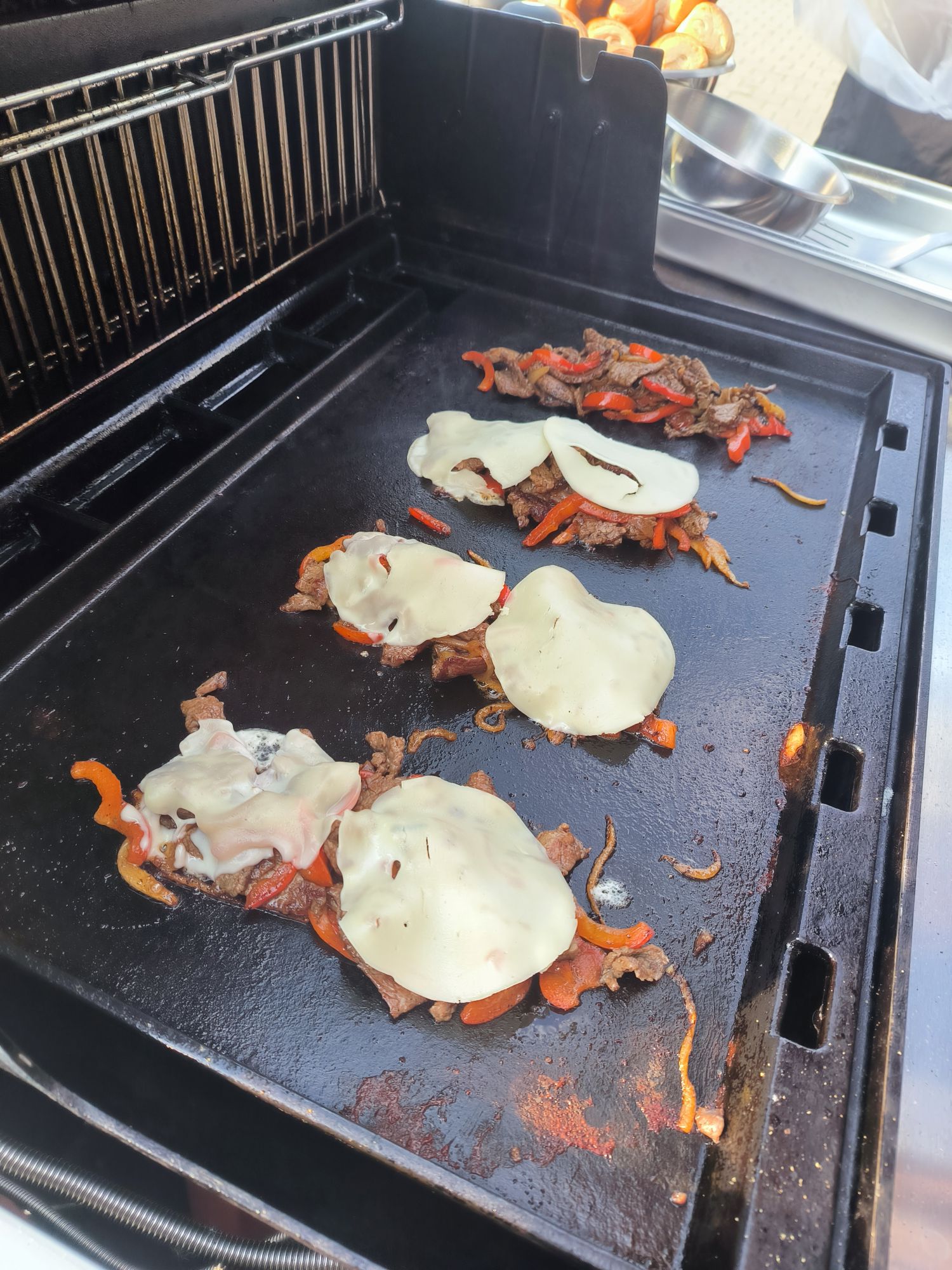 Philly Cheesesteak - hromadky na planche Philly Cheesesteak - hromadky na planche