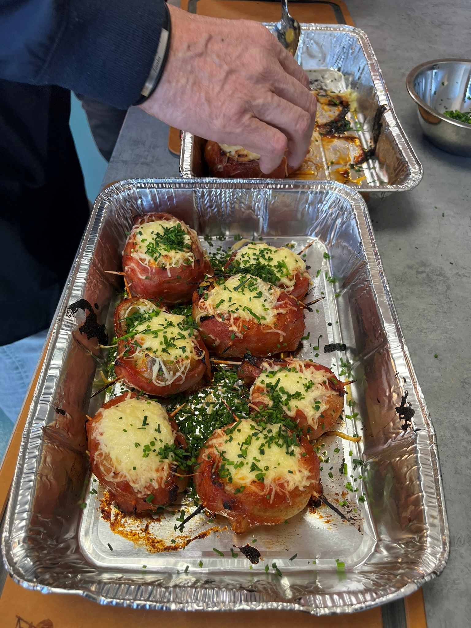 Plněné brambory se slaninou a sýrem - servírování