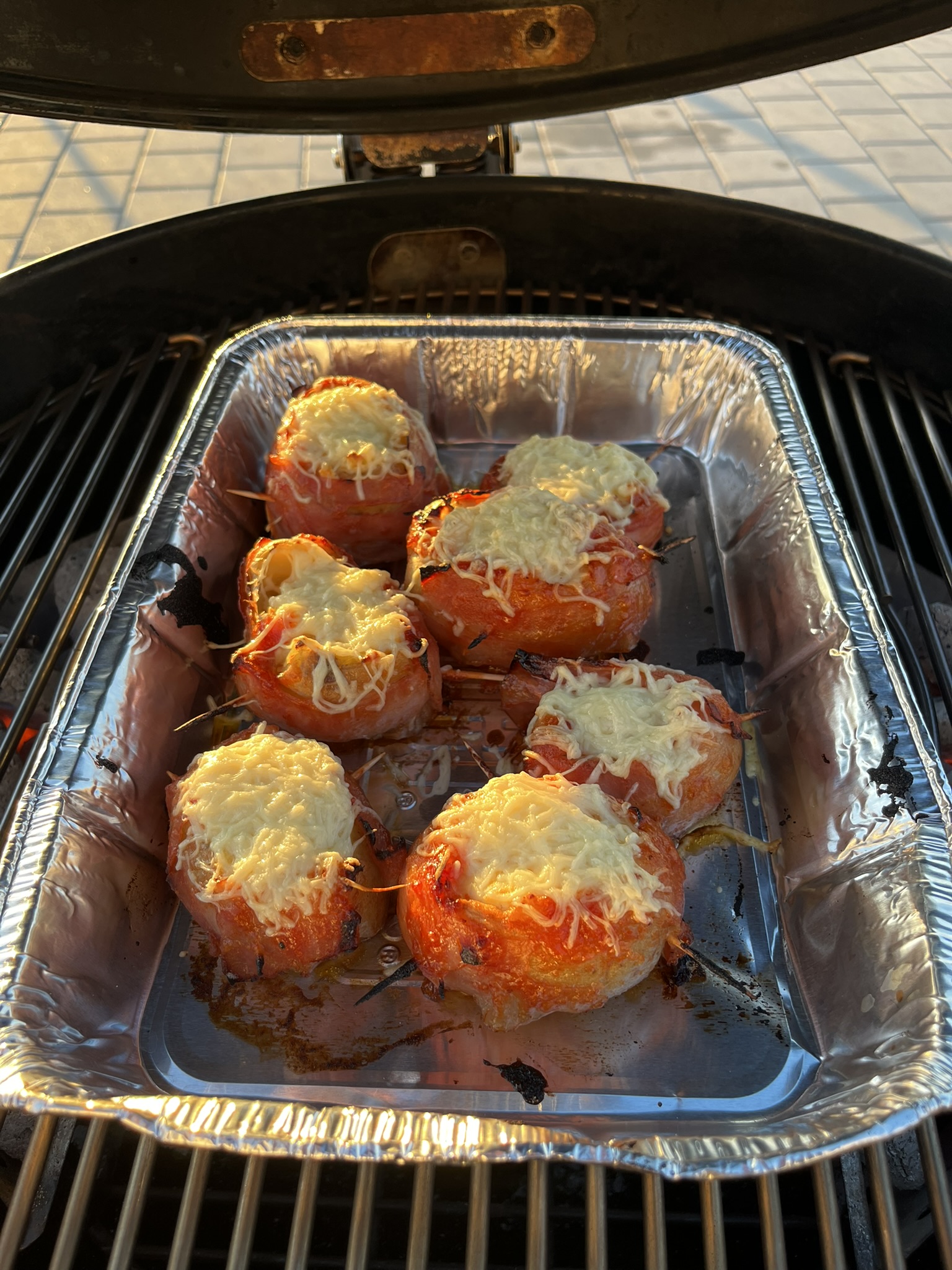 Plněné brambory se slaninou a sýrem - na grilu