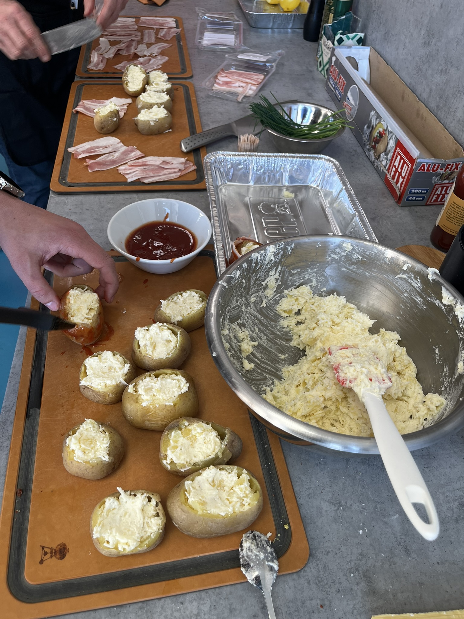 Plněné brambory se slaninou a sýrem - naplnění směsí