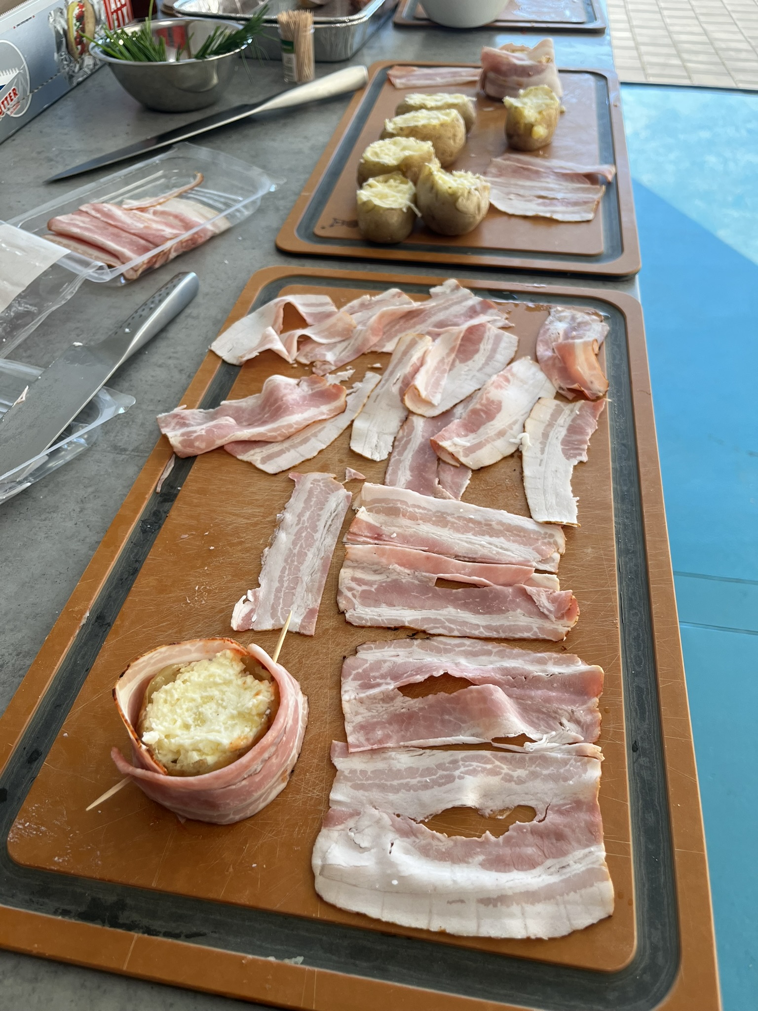 Plněné brambory se slaninou a sýrem - obalení slaninou