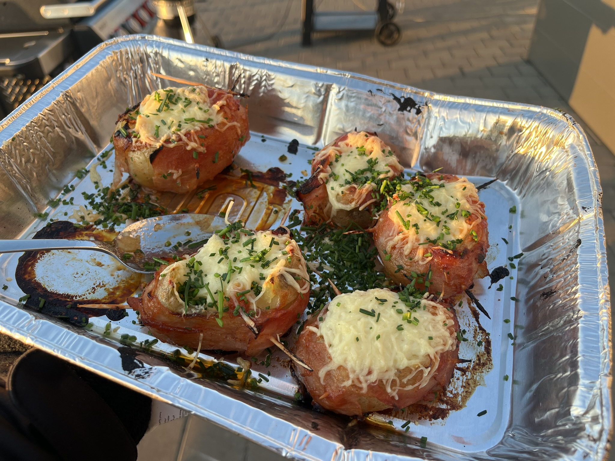 Plněné brambory se slaninou a sýrem - hotové