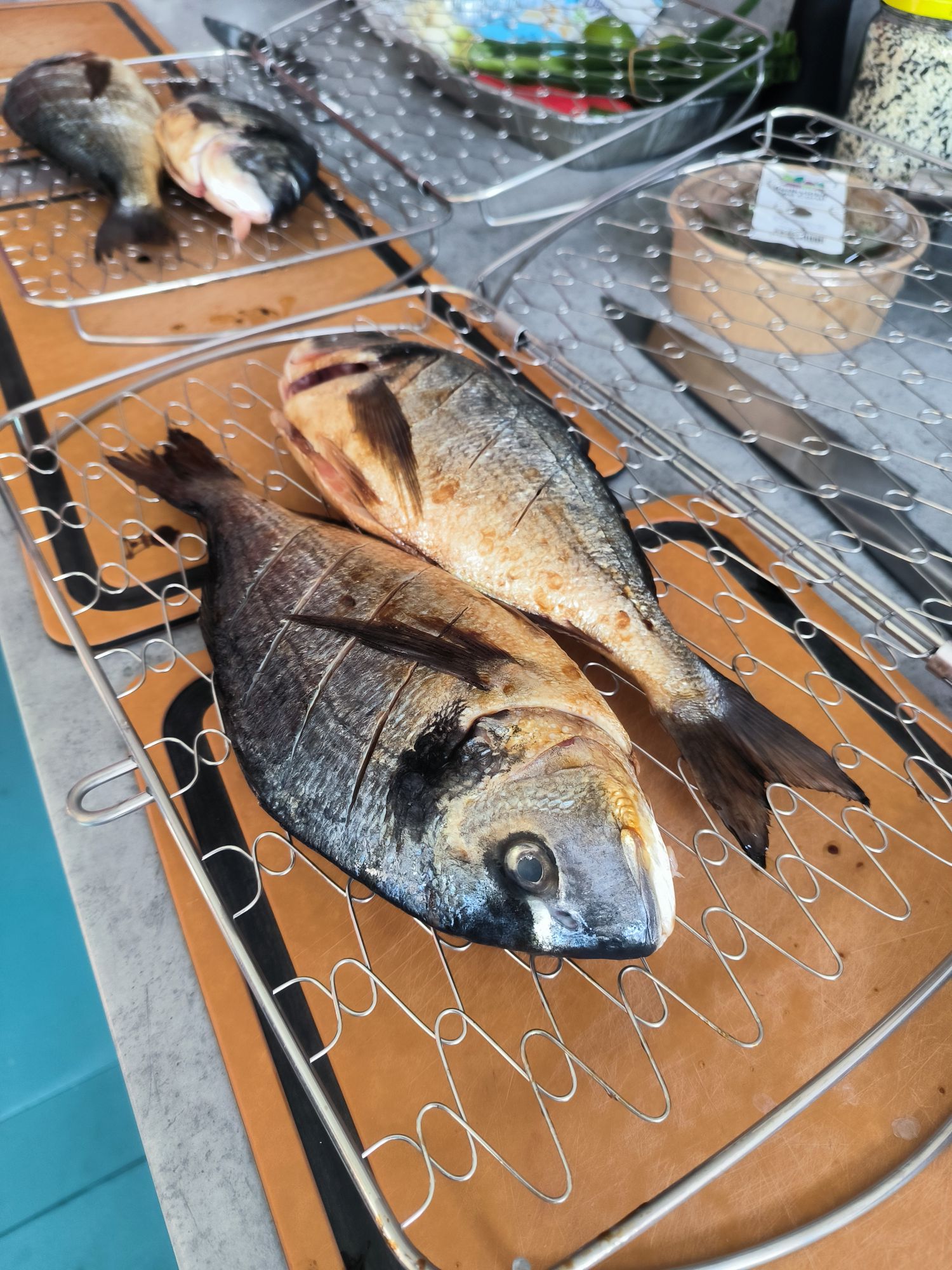 Grilovaná pražma - před umístěním na gril Grilovaná pražma - před umístěním na gril