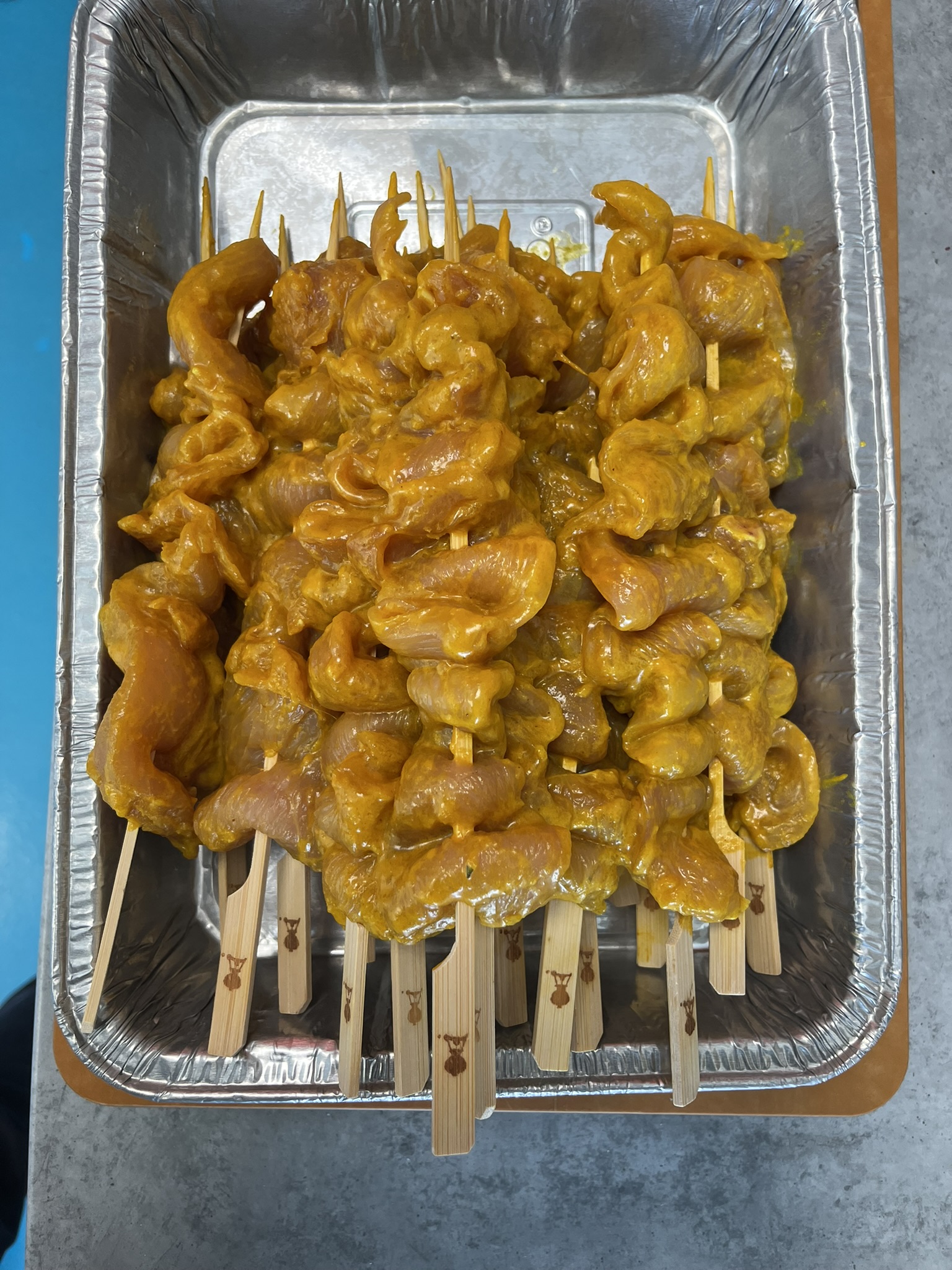 Thajské kuřecí satay s arašídovou omáčkou - špízy připravené na gril