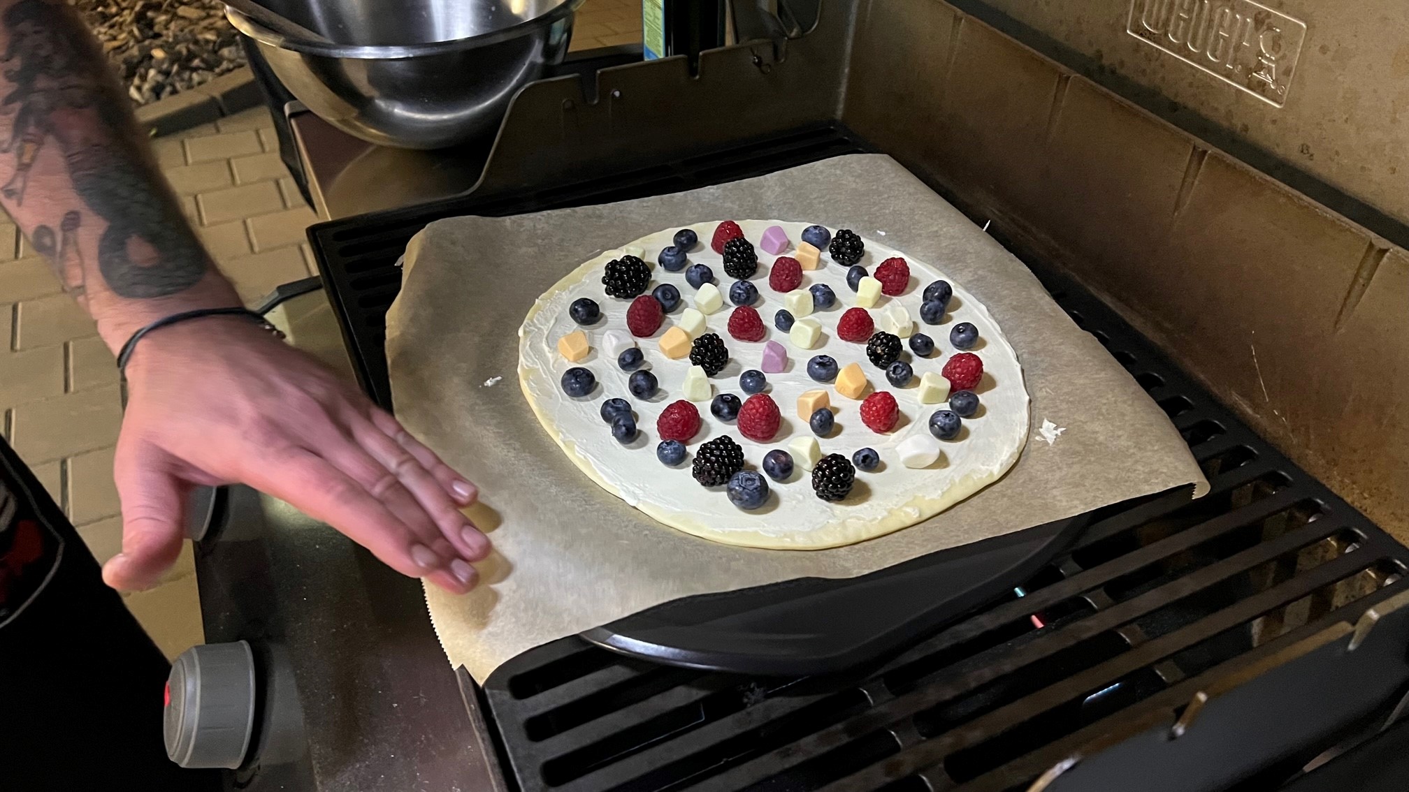 Sladká pizza na grilu - grilování Sladká pizza na grilu - grilování