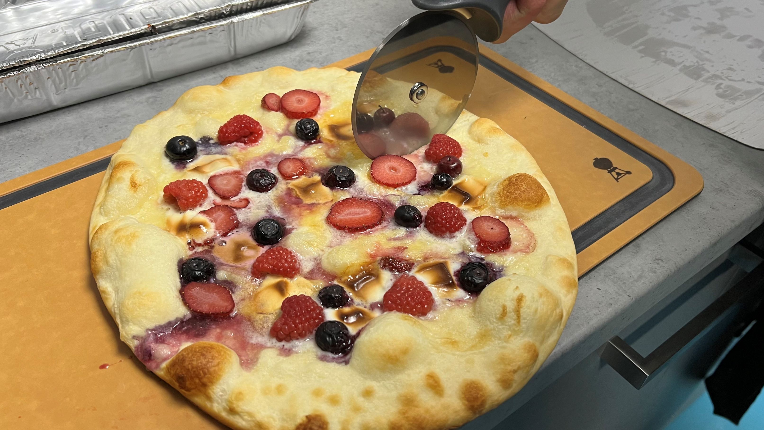 Sladká pizza na grilu - krájení pizzy Sladká pizza na grilu - krájení pizzy