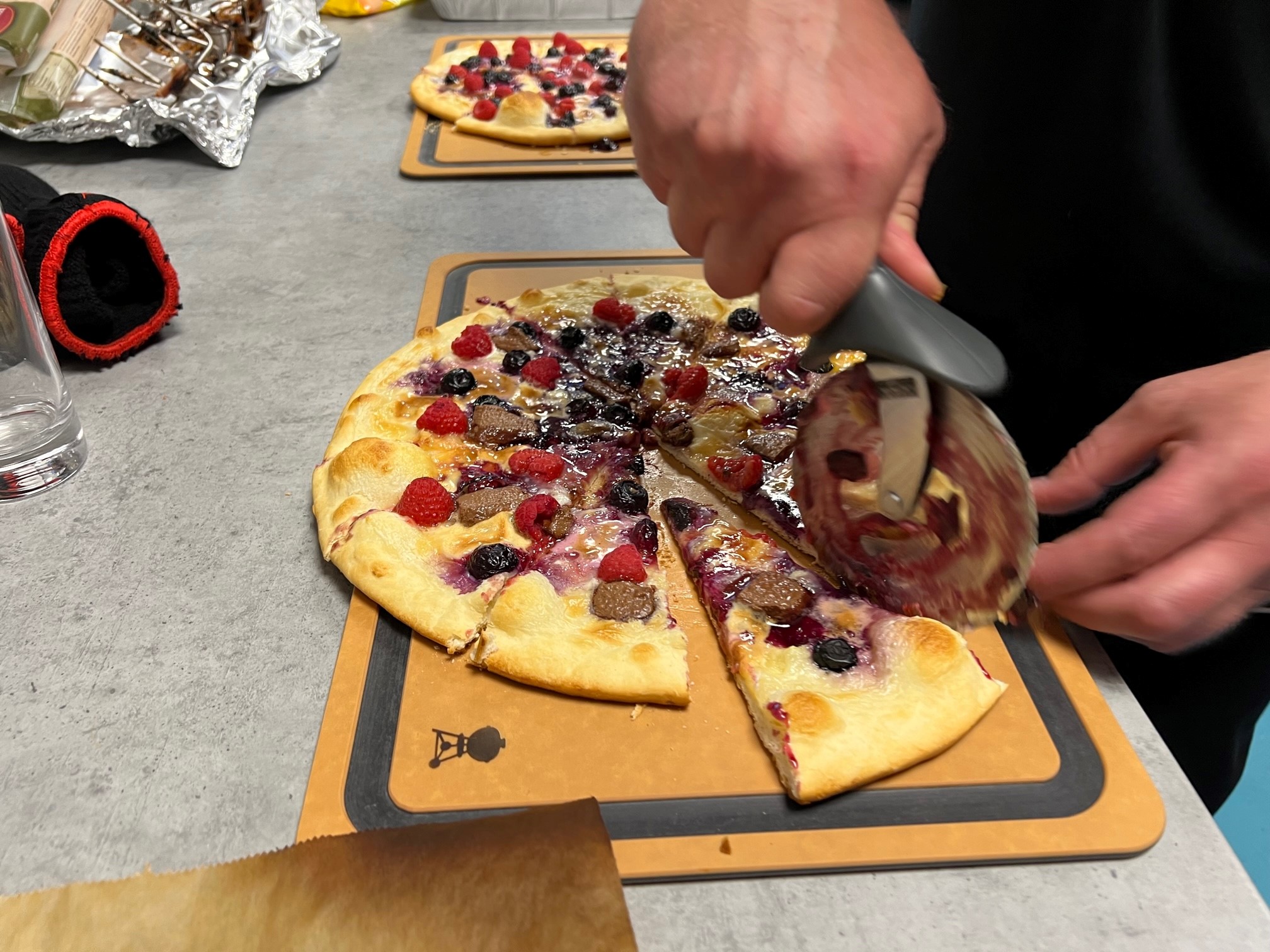 Sladká pizza na grilu - krájení pizzy Sladká pizza na grilu - krájení pizzy