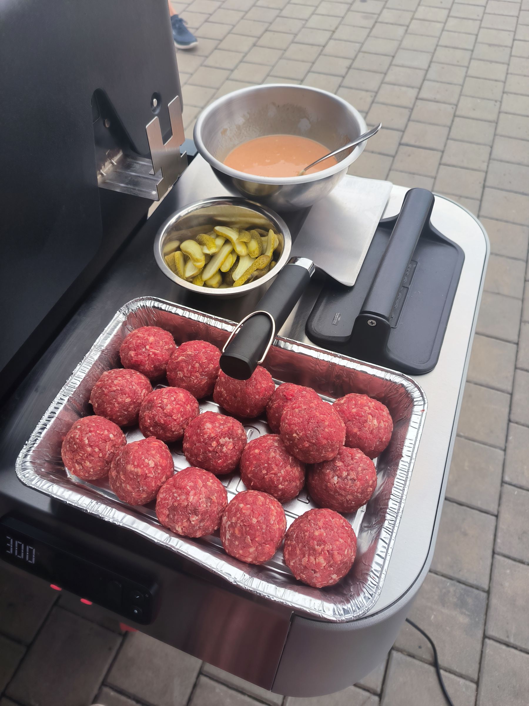Smash burger na grilu - kuličky masa Smash burger na grilu - kuličky masa
