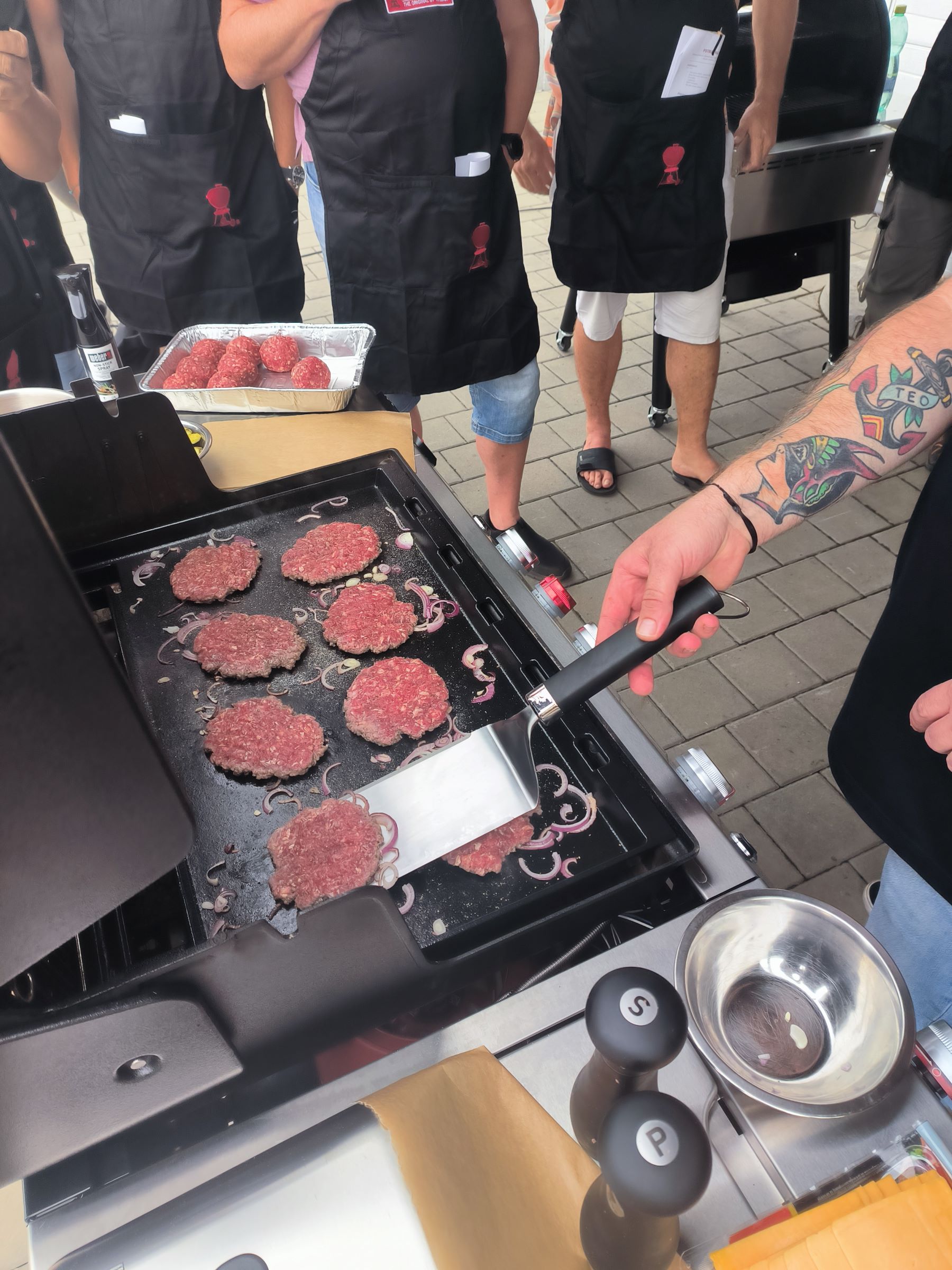 Smash burger na grilu - otáčení masa Smash burger na grilu - otáčení masa