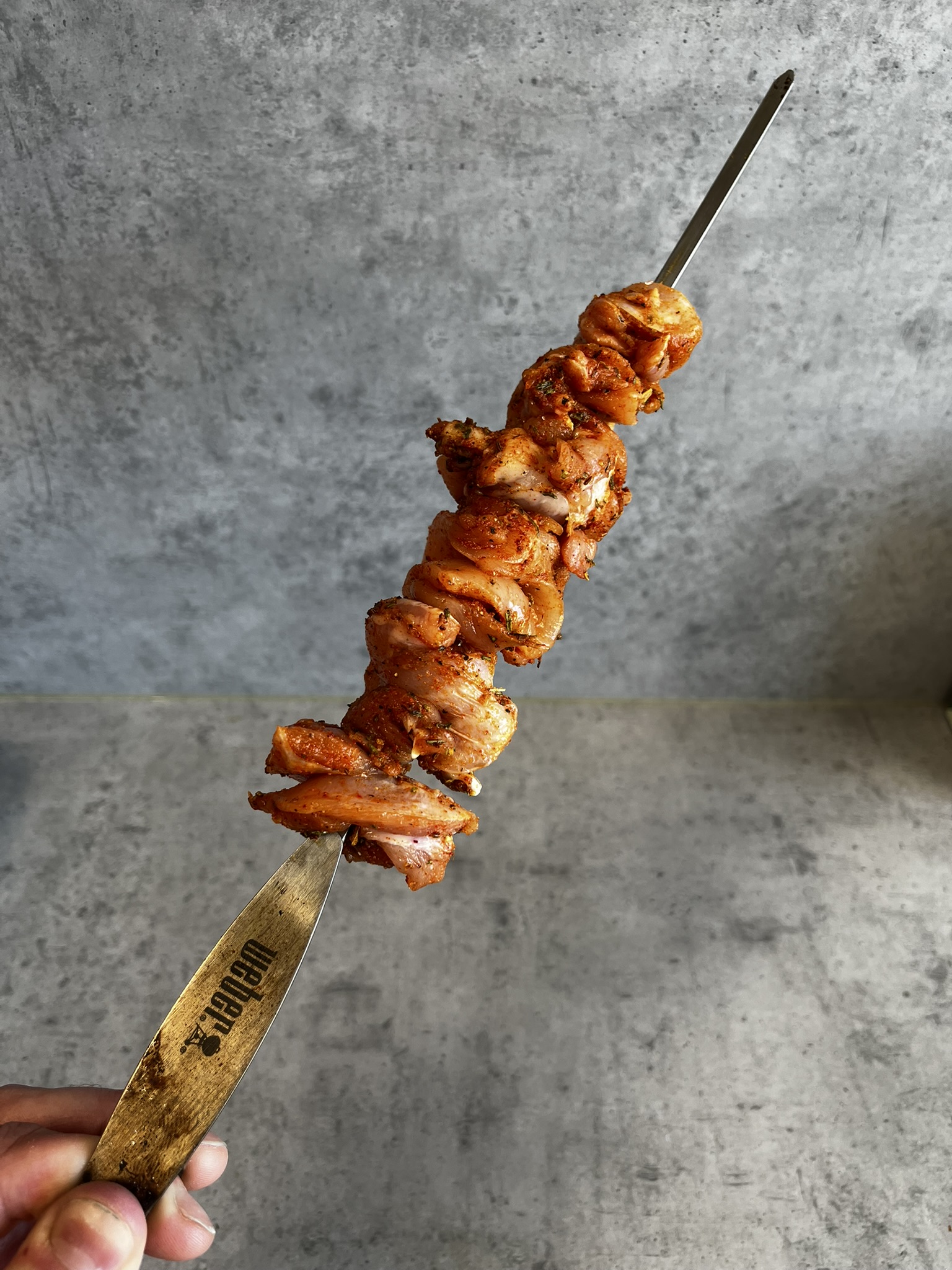 Řecké kuřecí souvlaki na grilu - na špízu