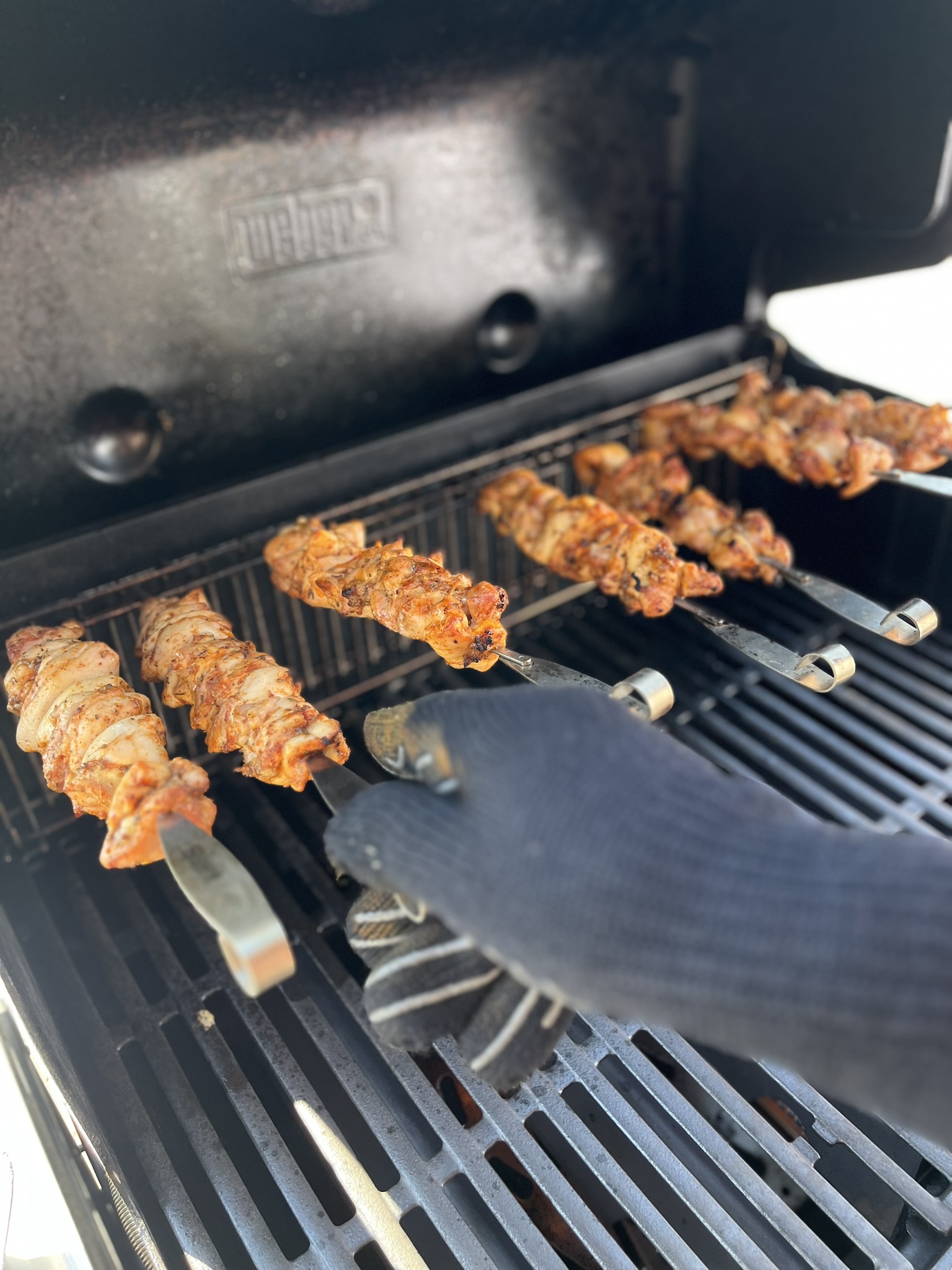 Řecké kuřecí souvlaki na grilu - otáčení na grilu