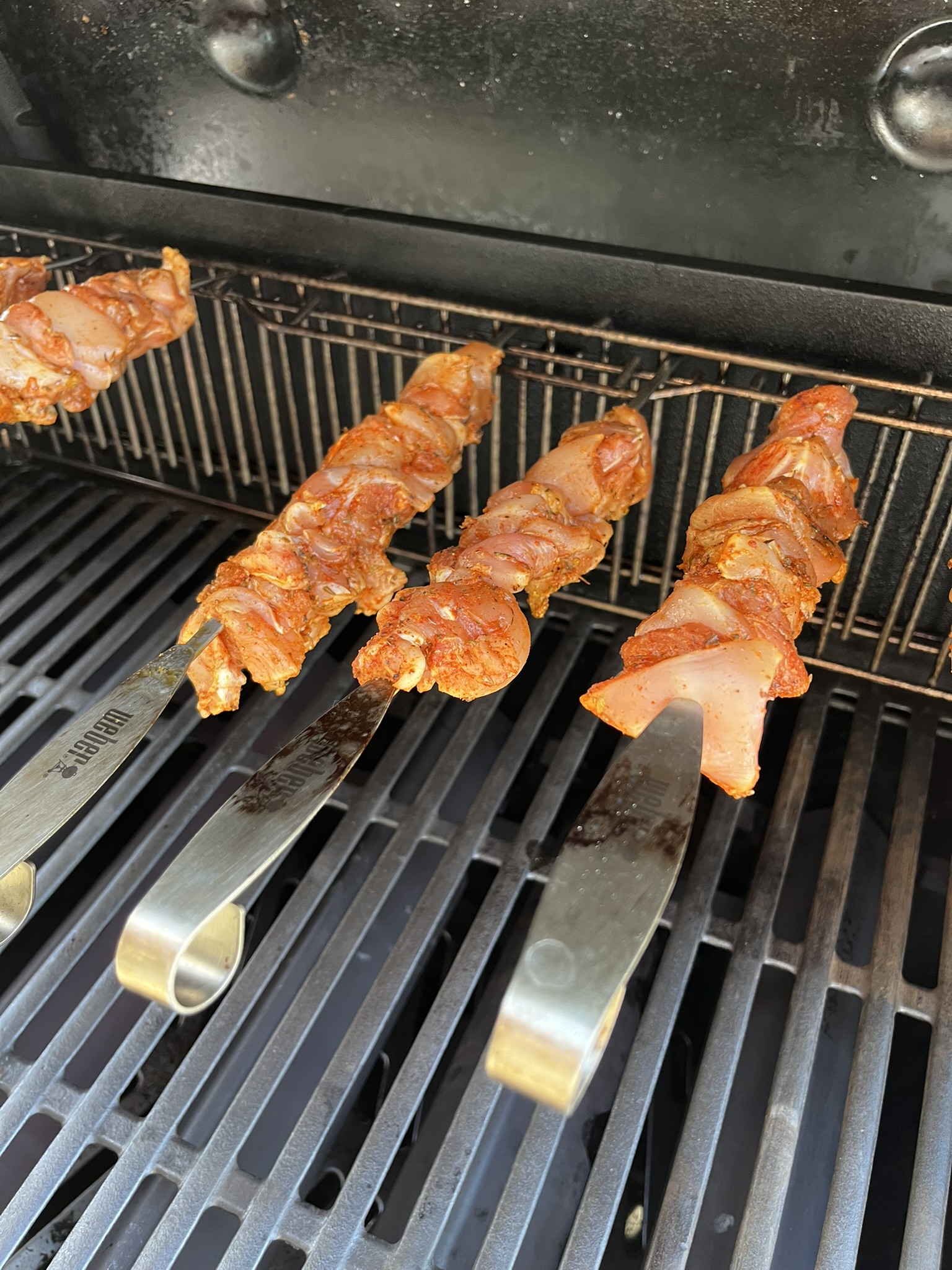 Řecké kuřecí souvlaki na grilu - umístění na gril