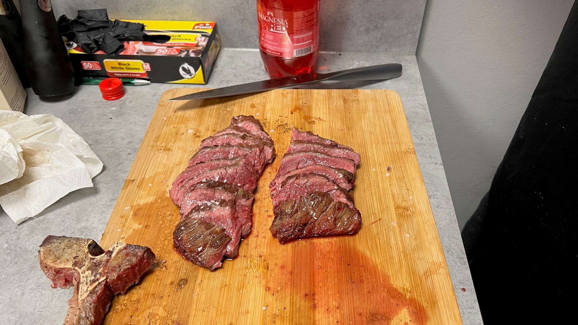Grilování T-Bone Steaku - naporcováno Grilování T-Bone Steaku - naporcováno