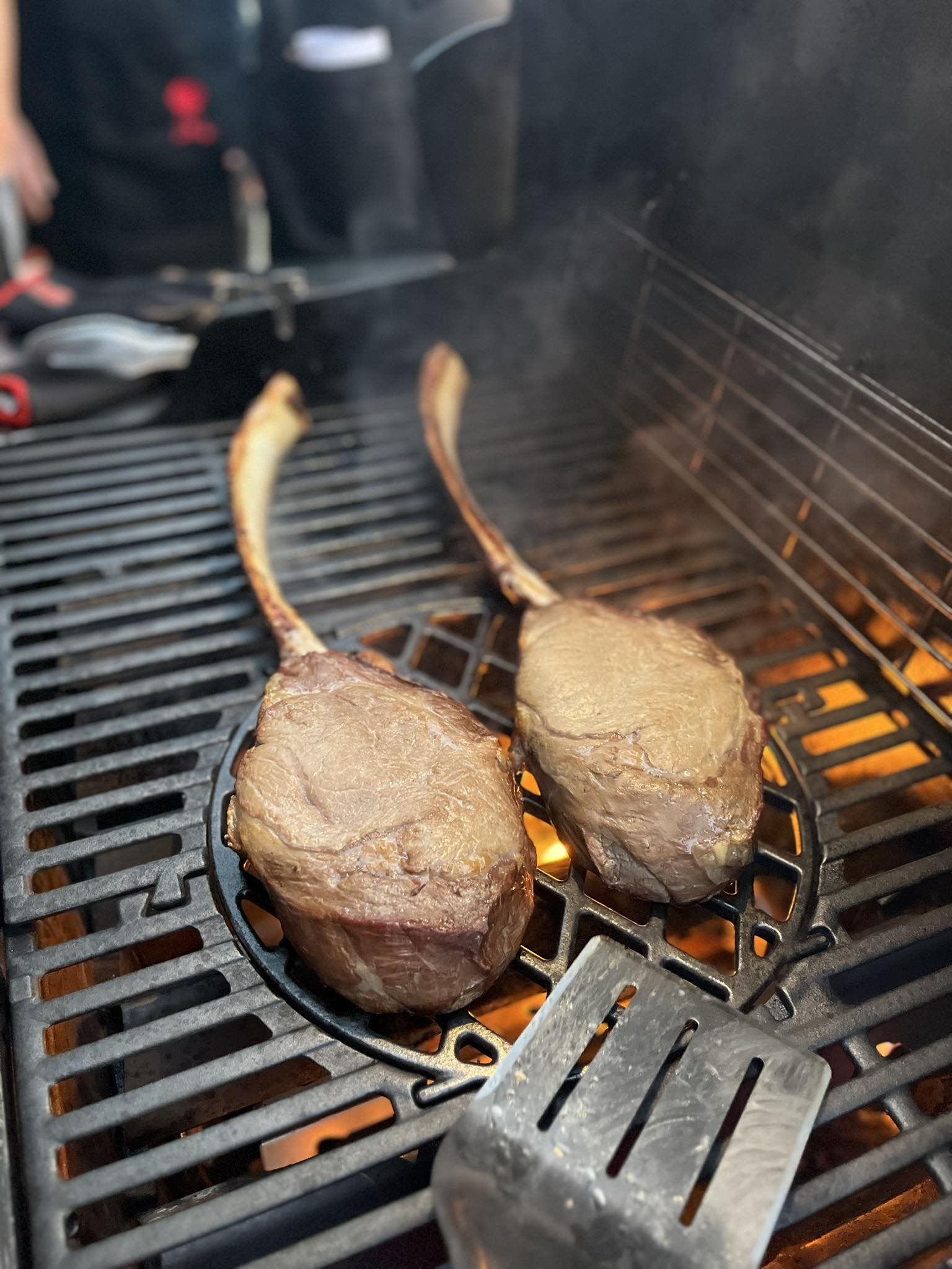 Tomahawk steak na grilu - čas otočit steak