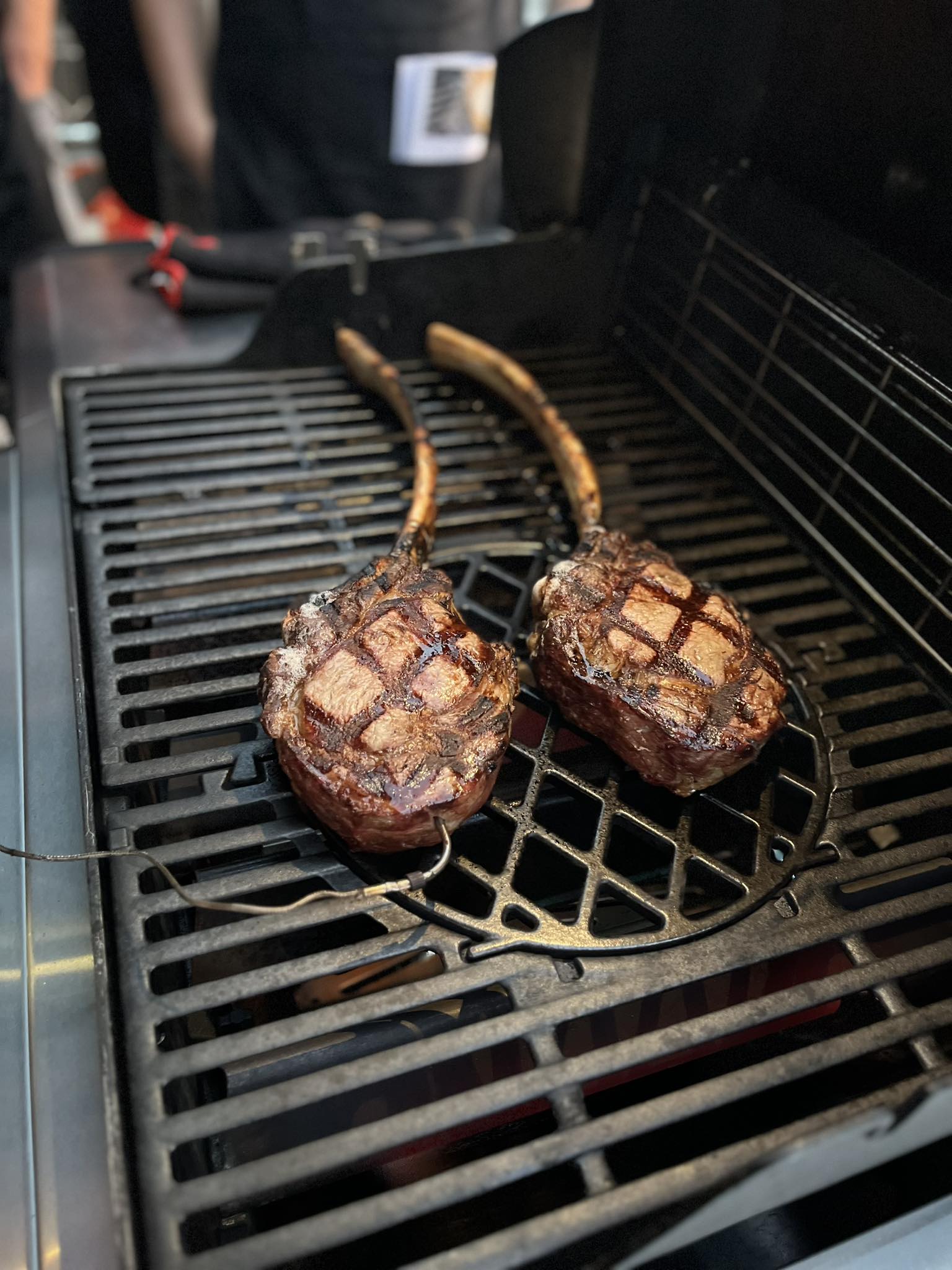 Tomahawk steak na grilu - grilování s termosondou