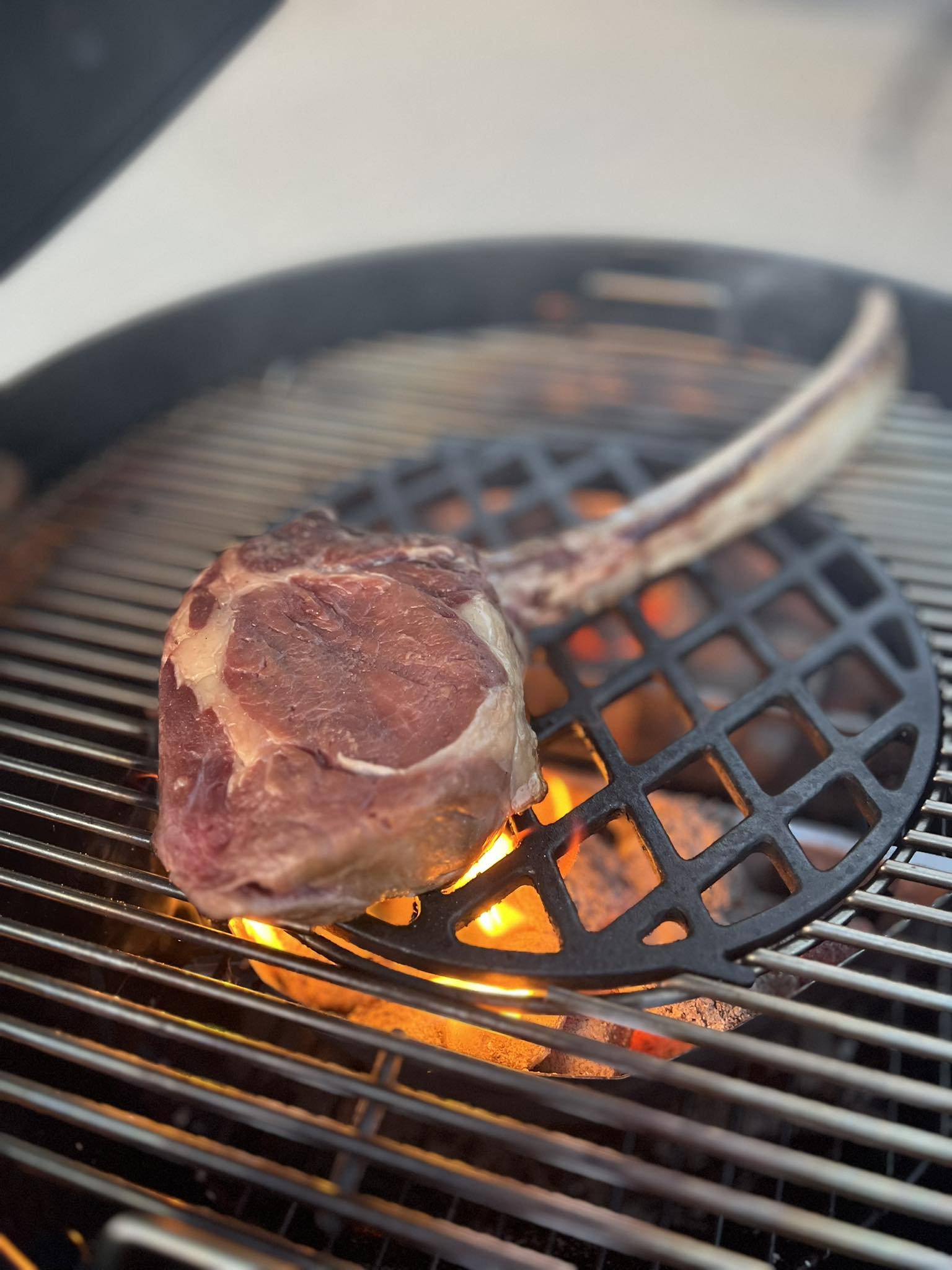 Tomahawk steak na grilu - přímé grilování na uhlí