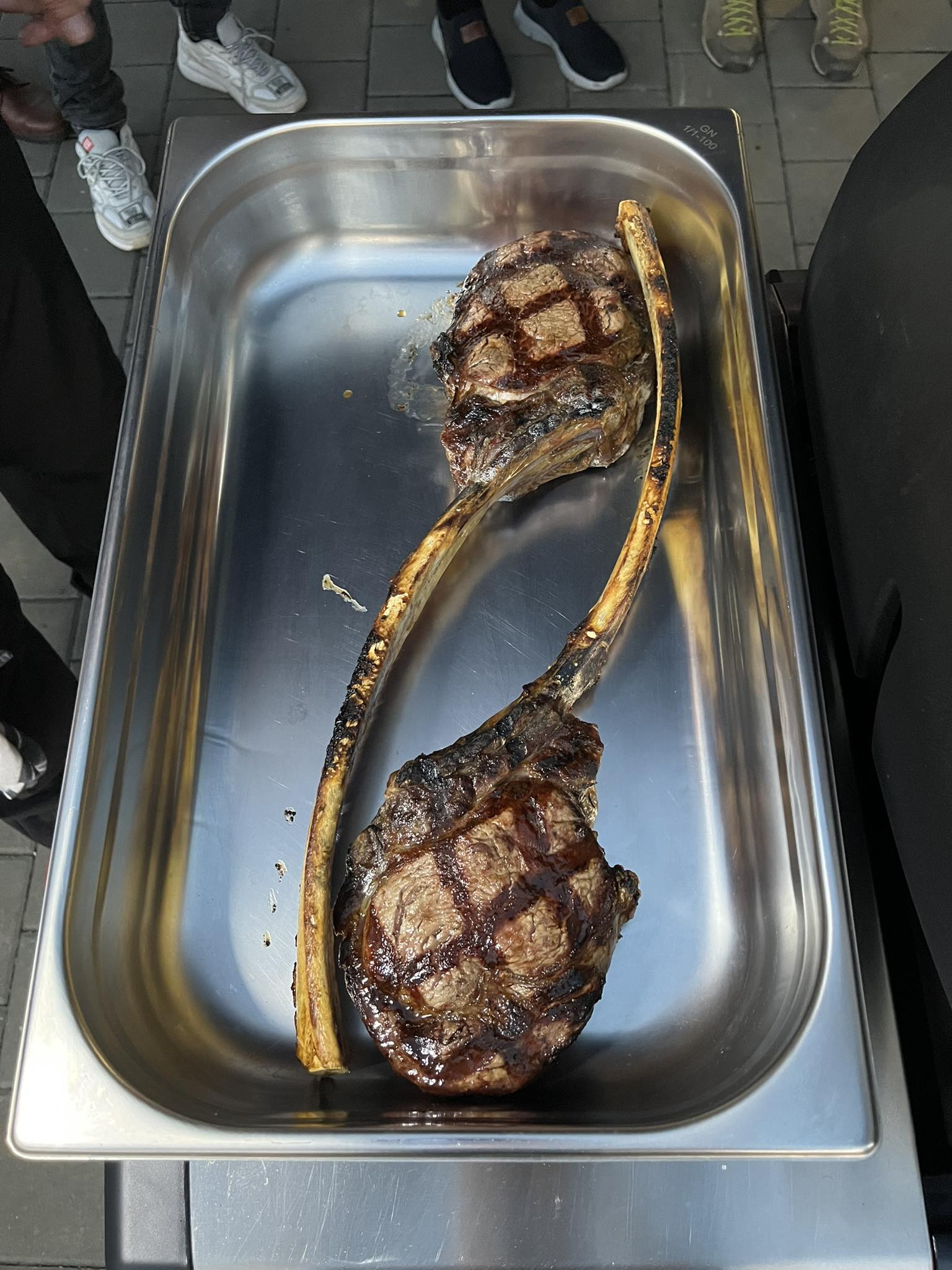 Tomahawk steak na grilu - po ugrilování nechat odpočinout