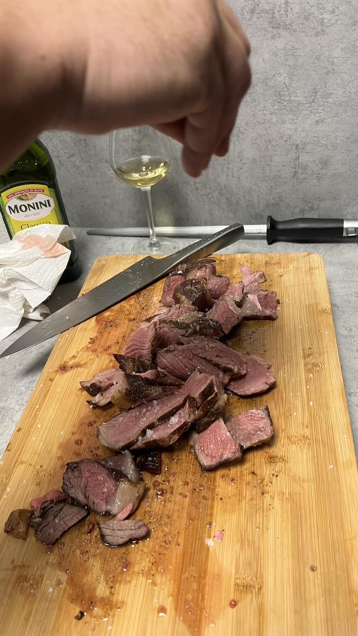 Tomahawk steak na grilu - po ugrilování posolíme