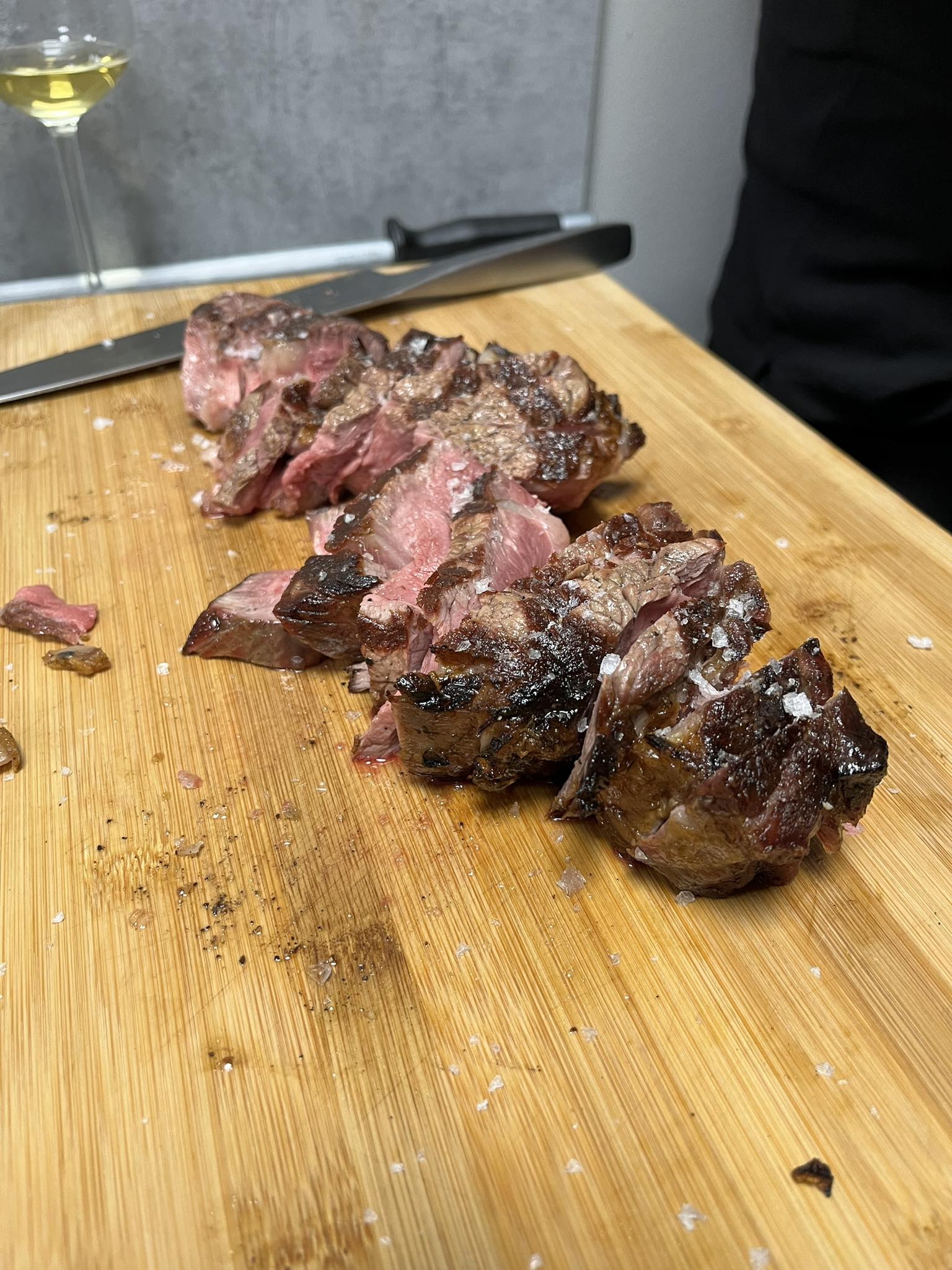 Tomahawk steak na grilu - servírování