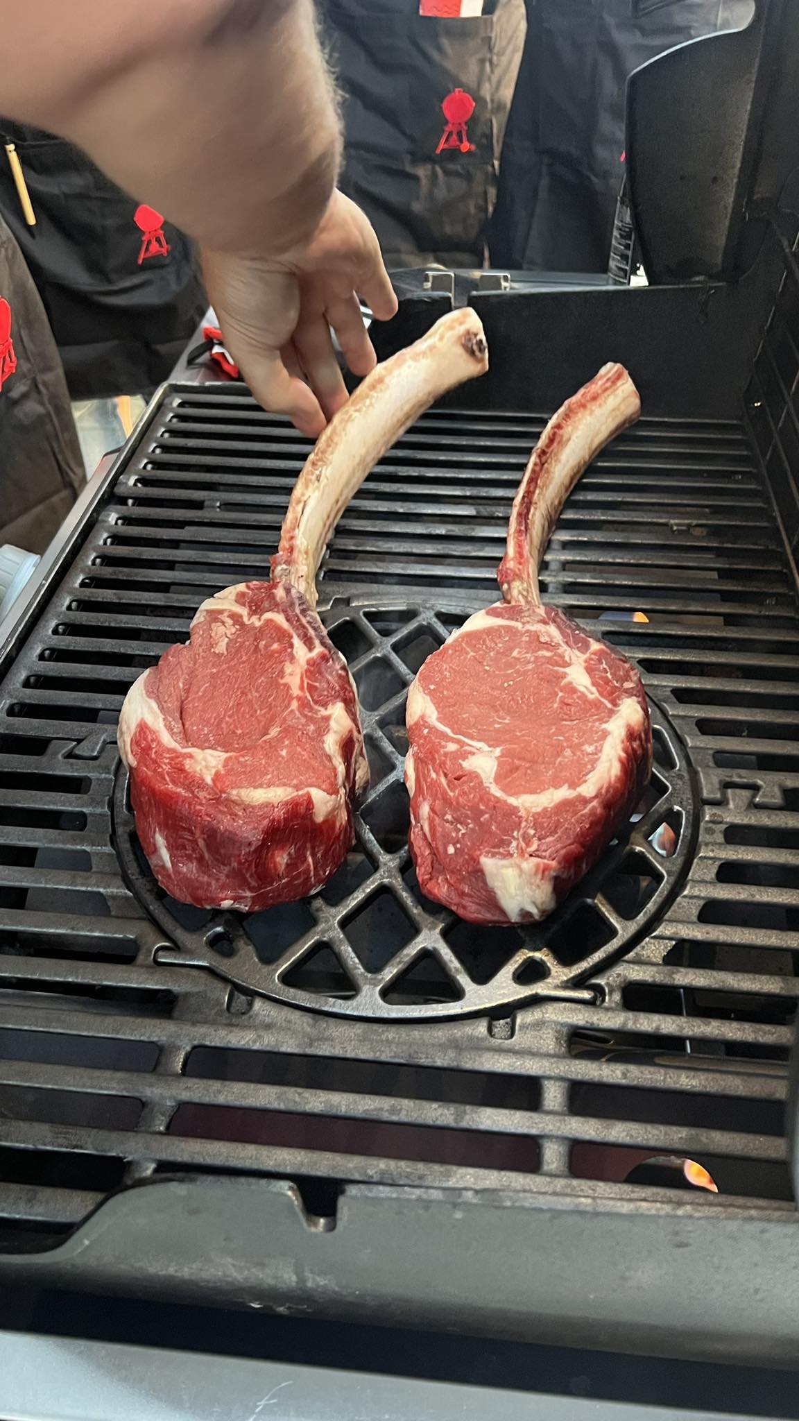 Tomahawk steak na grilu - umístění na gril