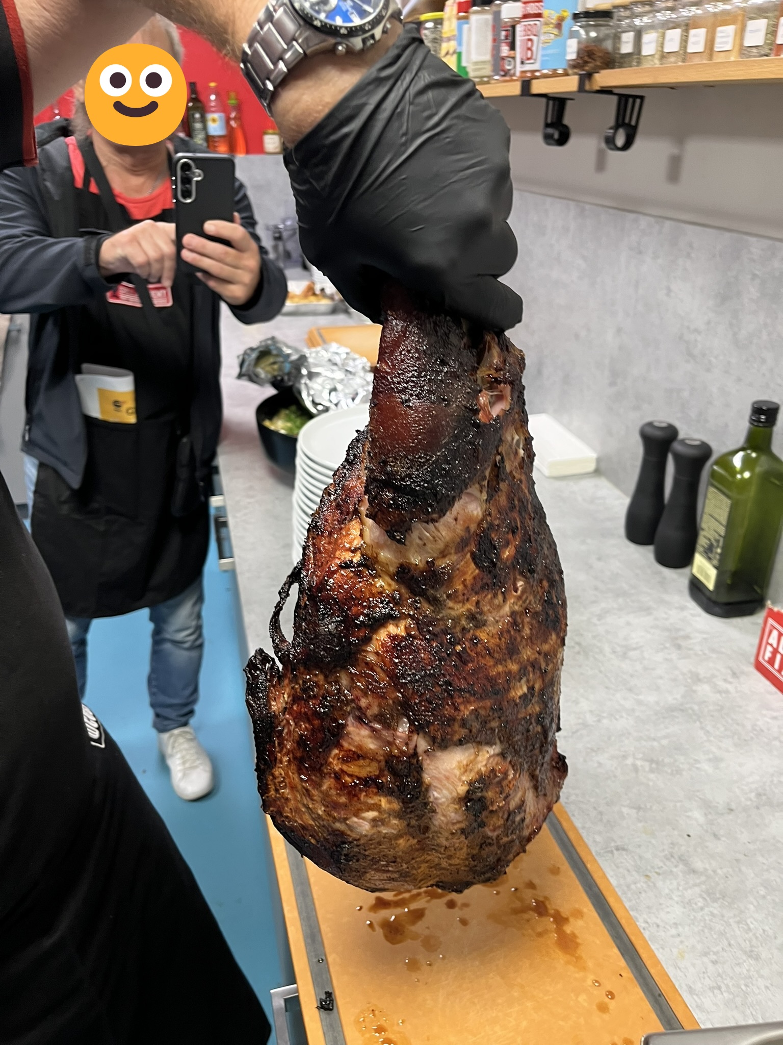 Grilovaná vepřová kýta - maso jde od kosti