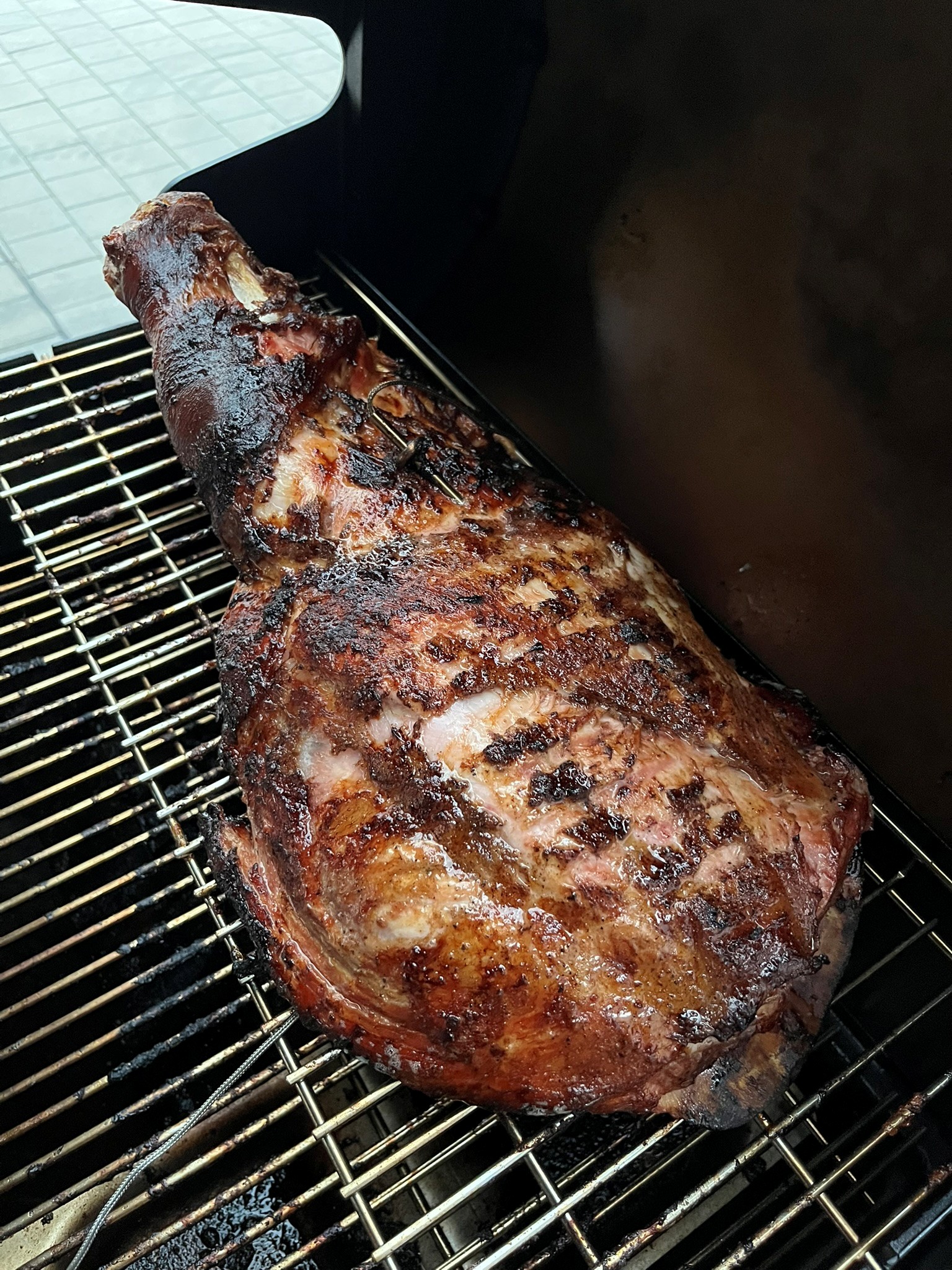 Grilovaná vepřová kýta - na grilu hotová