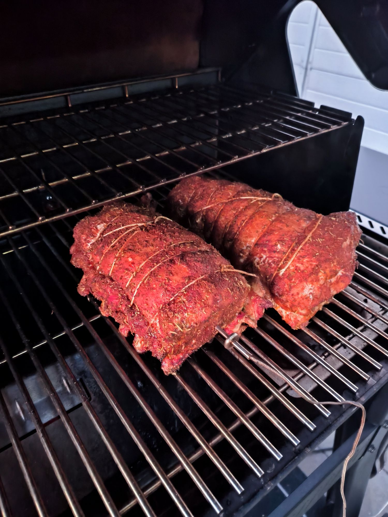 Dlouze grilovaný vepřový hřebínek - během grilování Dlouze grilovaný vepřový hřebínek - během grilování
