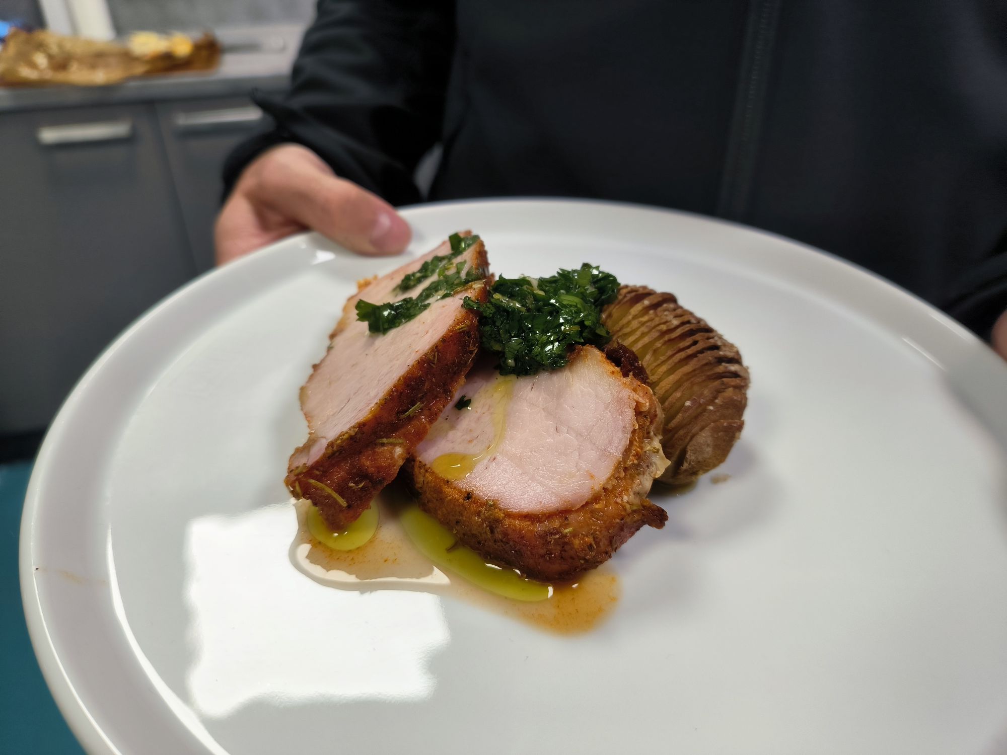 Dlouze grilovaný vepřový hřebínek - na talíři Dlouze grilovaný vepřový hřebínek - na talíři