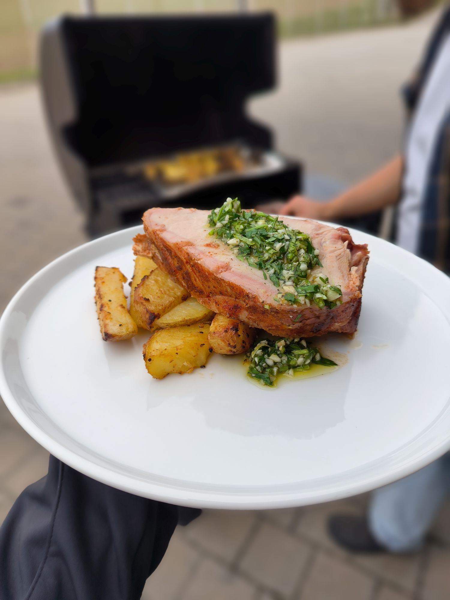 Dlouze grilovaný vepřový hřebínek - na talíři Dlouze grilovaný vepřový hřebínek - na talíři