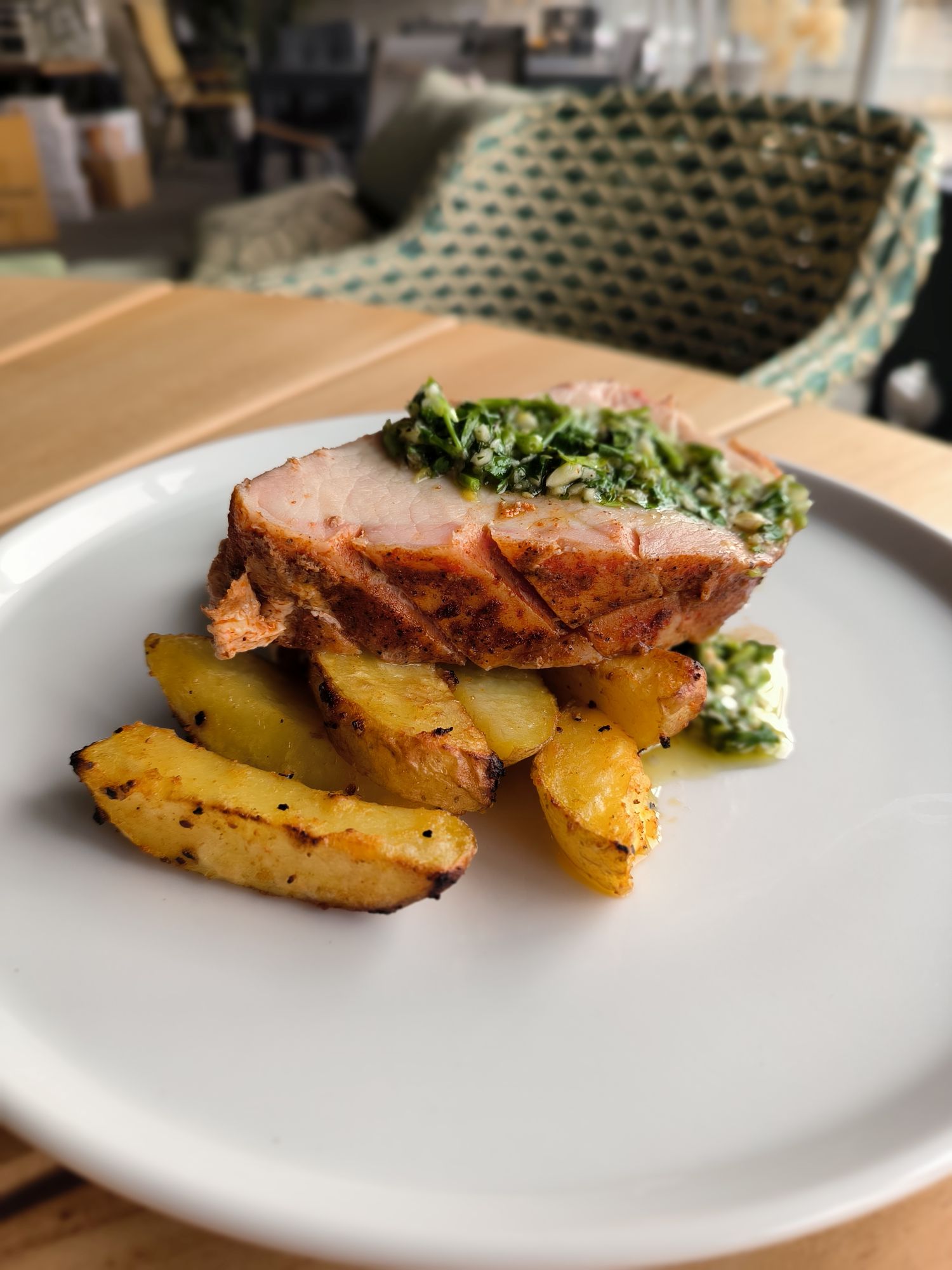 Dlouze grilovaný vepřový hřebínek - na talíři Dlouze grilovaný vepřový hřebínek - na talíři