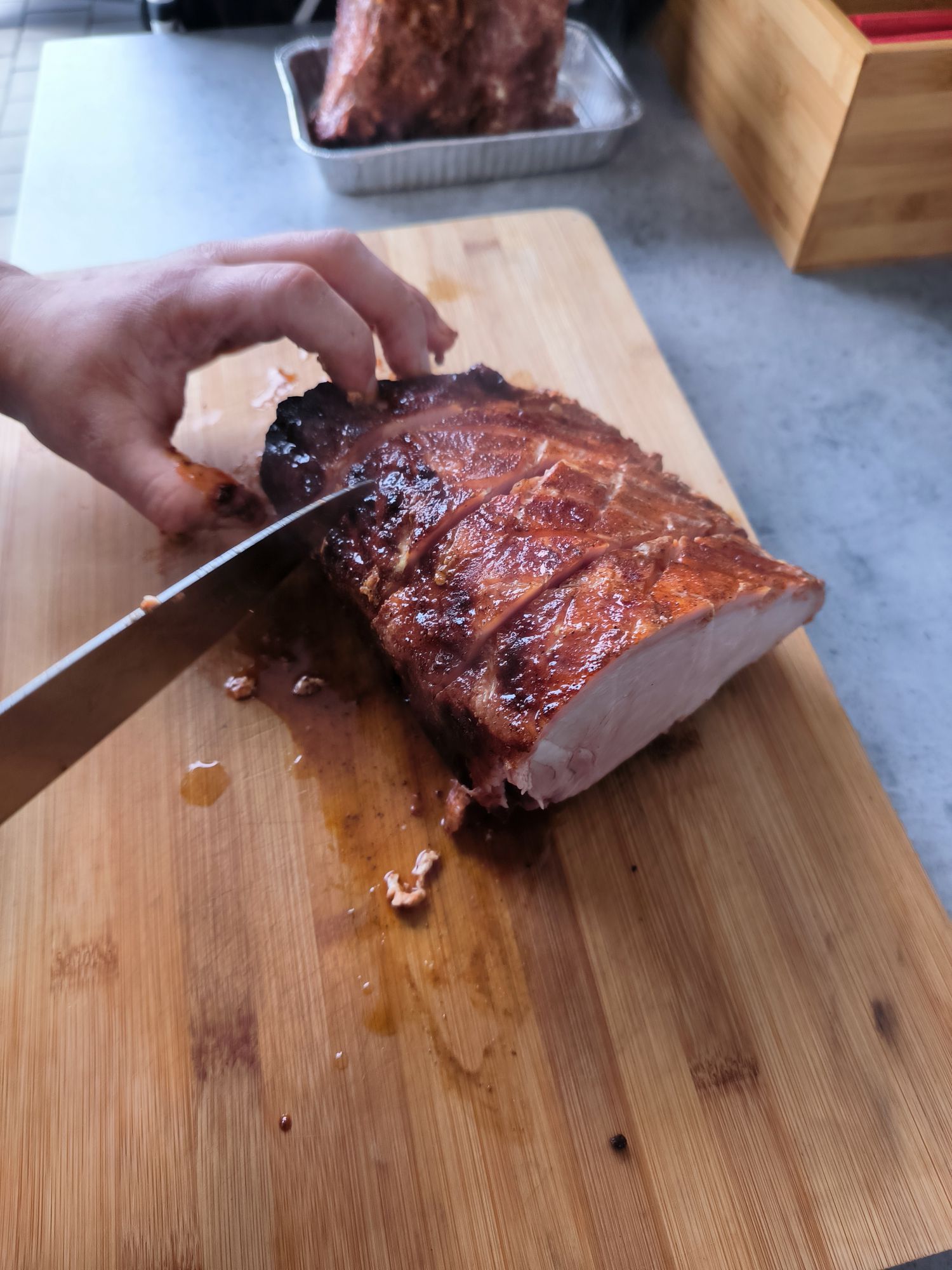 Dlouze grilovaný vepřový hřebínek - porcování Dlouze grilovaný vepřový hřebínek - porcování