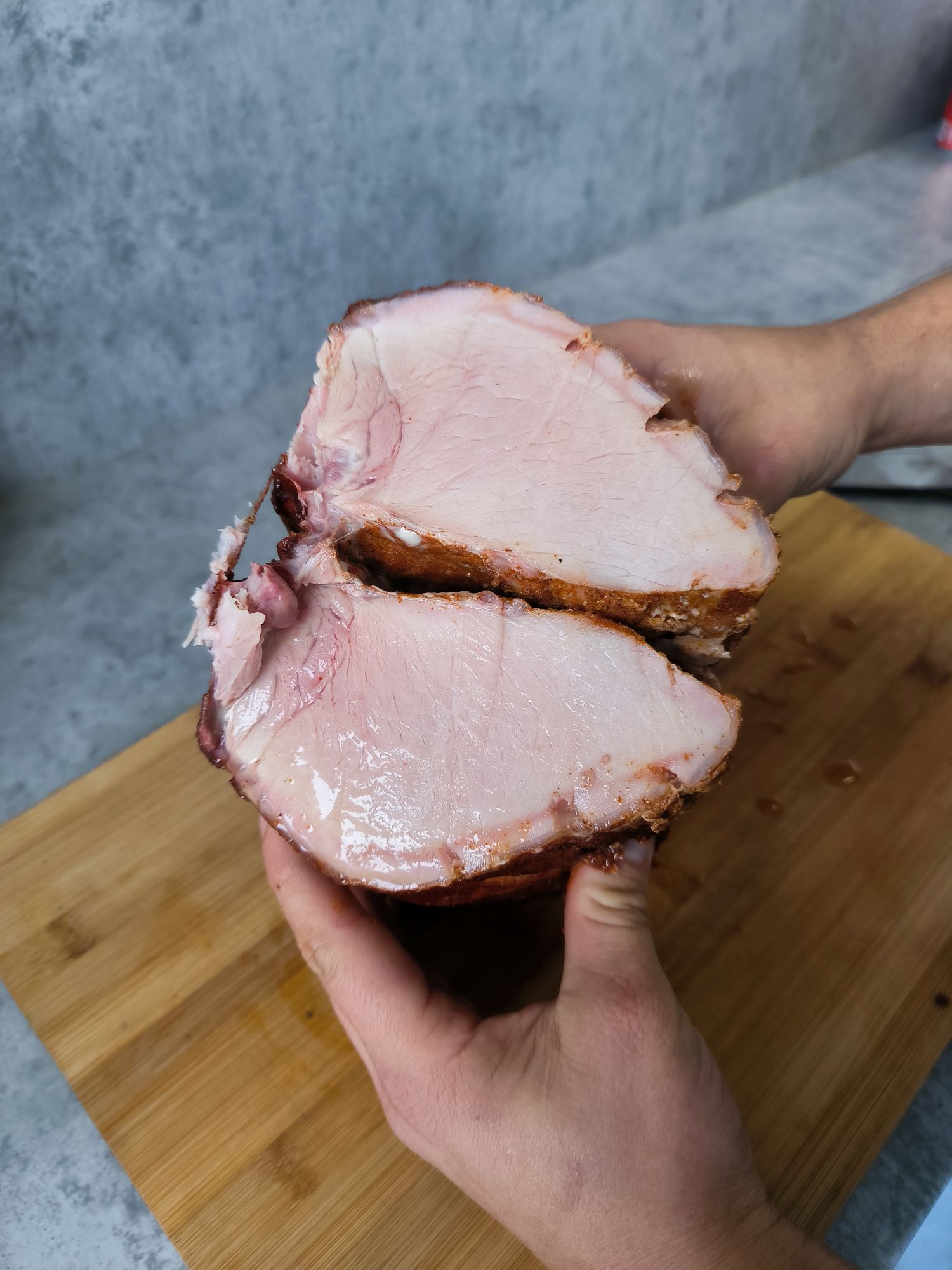 Dlouze grilovaný vepřový hřebínek - řez hotovým masem Dlouze grilovaný vepřový hřebínek - řez hotovým masem