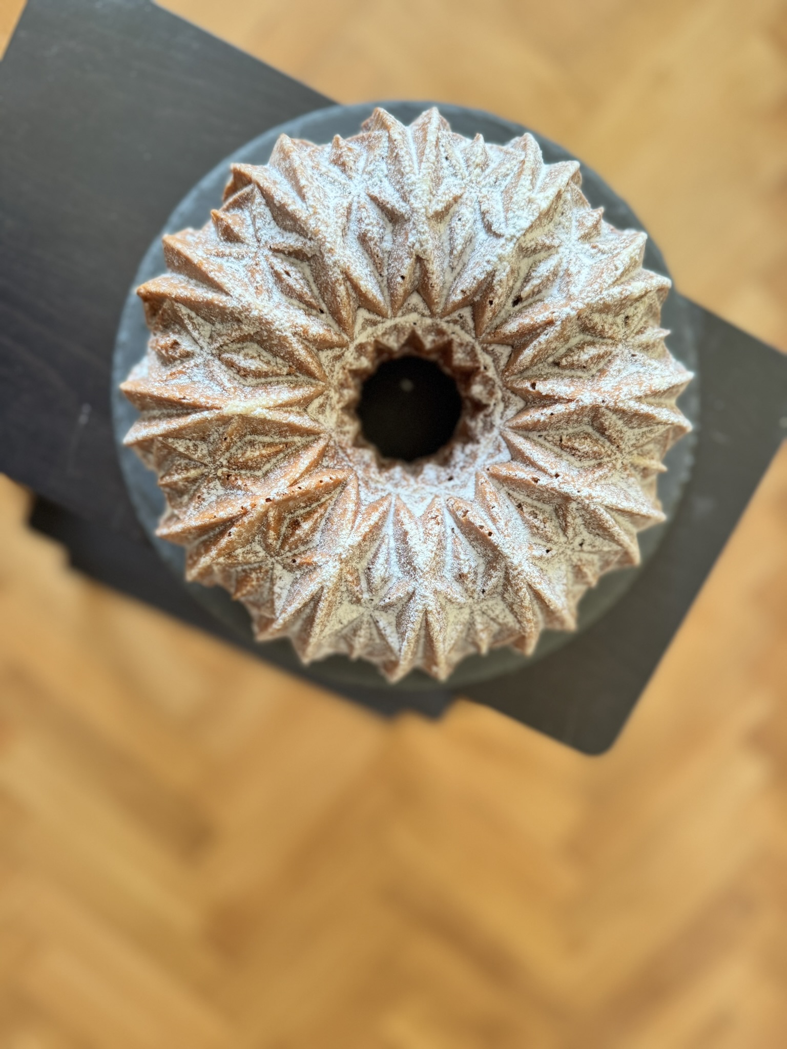 Tradiční šlehačková mramorová bábovka - hotová bábovka