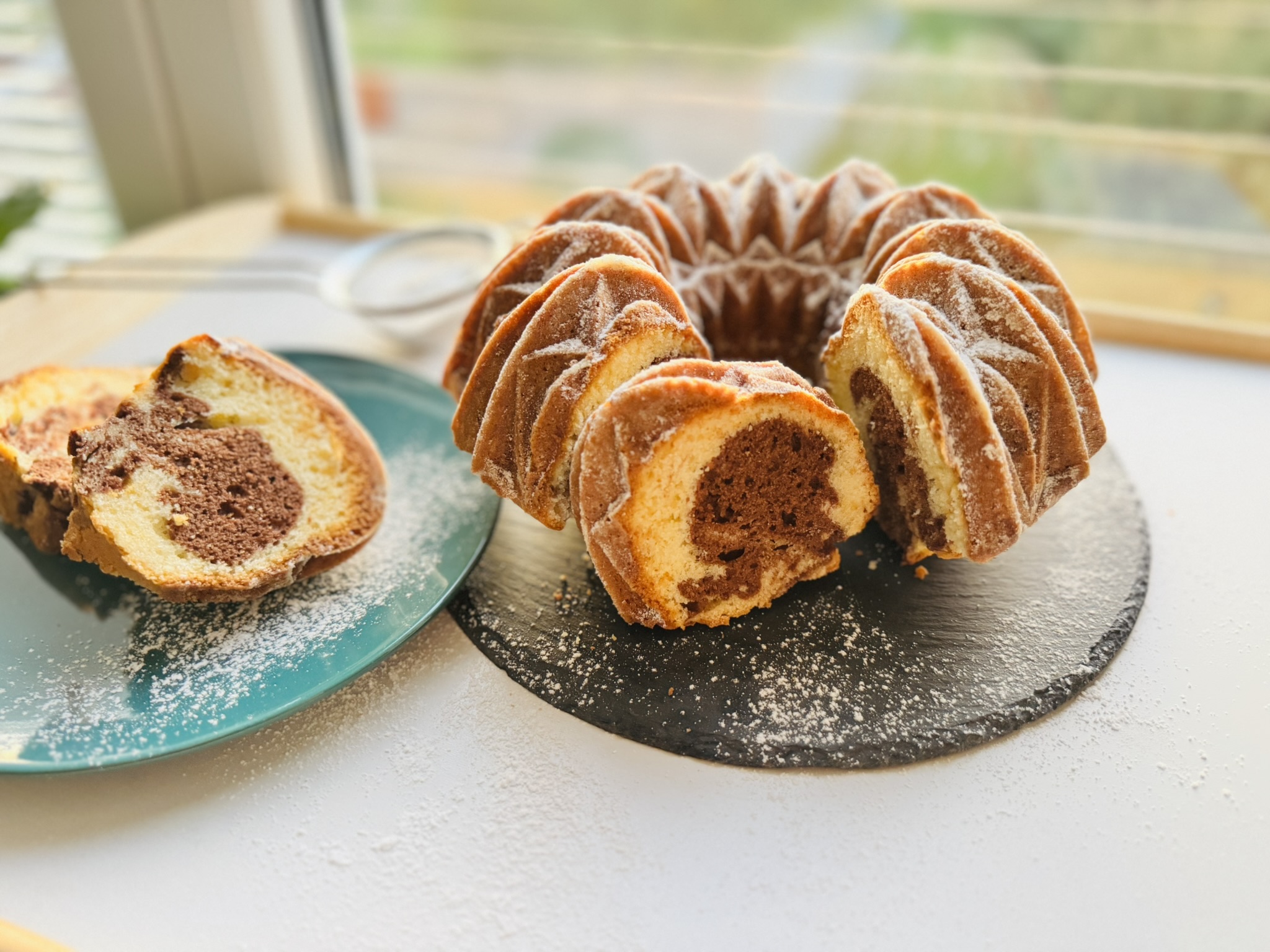 Tradiční šlehačková mramorová bábovka - nakrojená bábovka