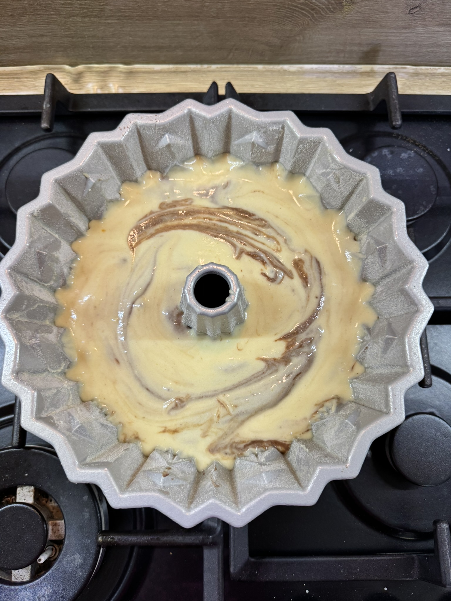 Tradiční šlehačková mramorová bábovka - promíchané těsto