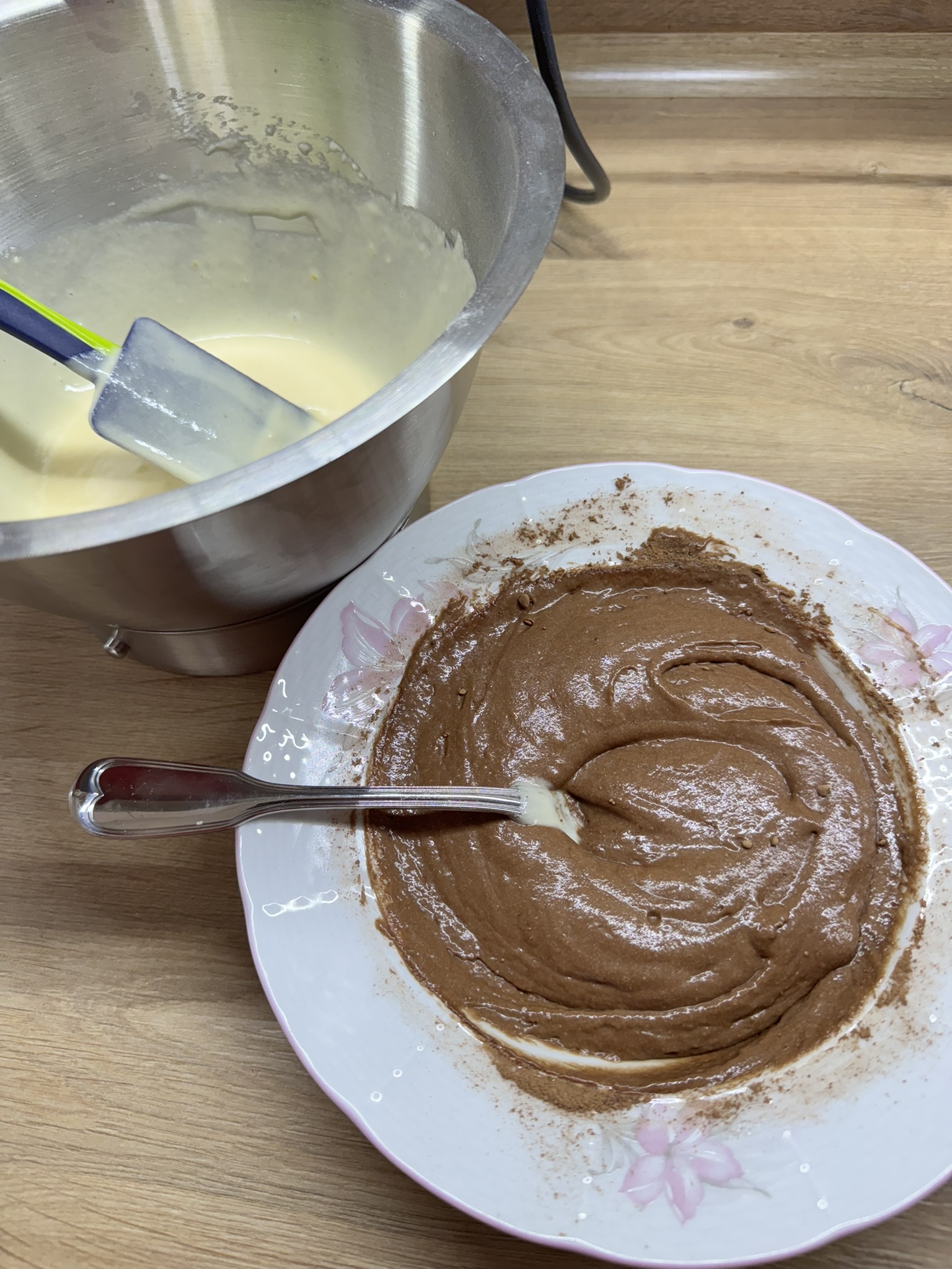 Tradiční šlehačková mramorová bábovka - těsto s kakaem