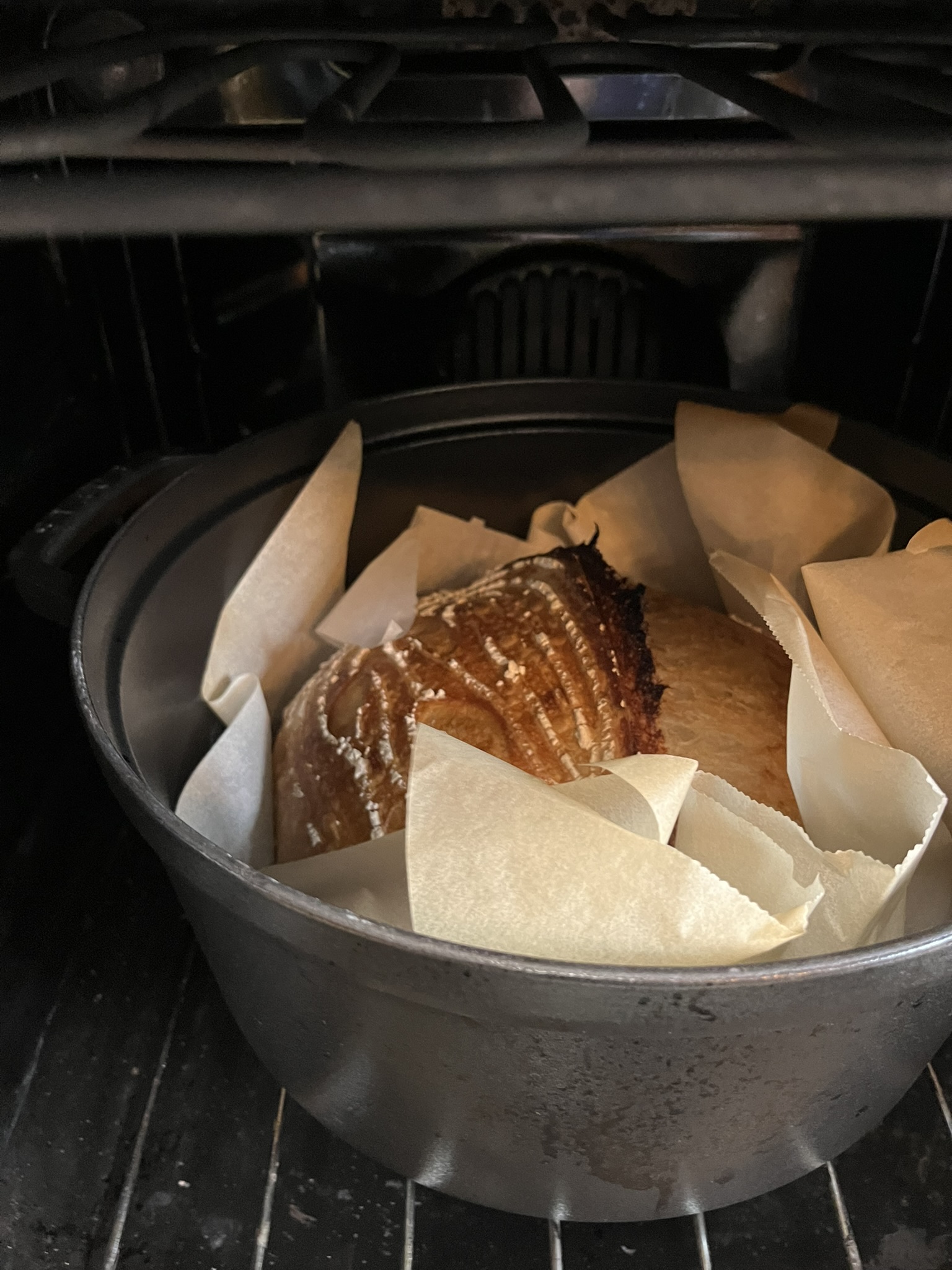 Domácí kváskový chleba pšenično-žitný - chleba během pečení
