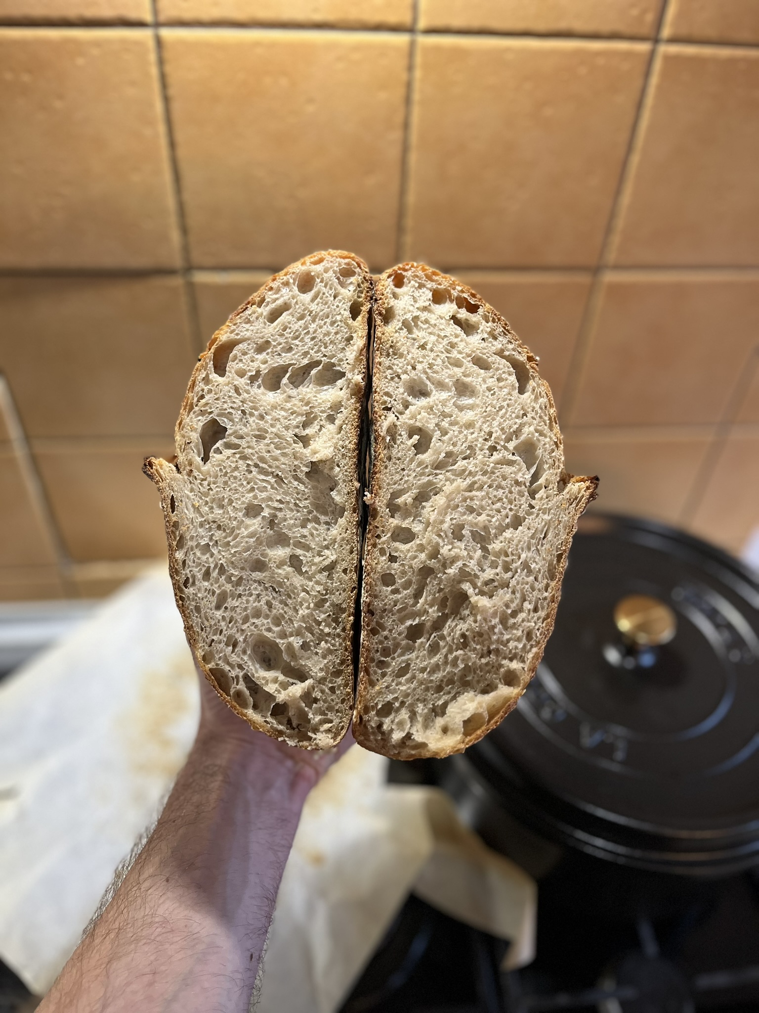 Domácí kváskový chleba pšenično-žitný - chleba po rozkrojení Domácí kváskový chleba pšenično-žitný - chleba po rozkrojení