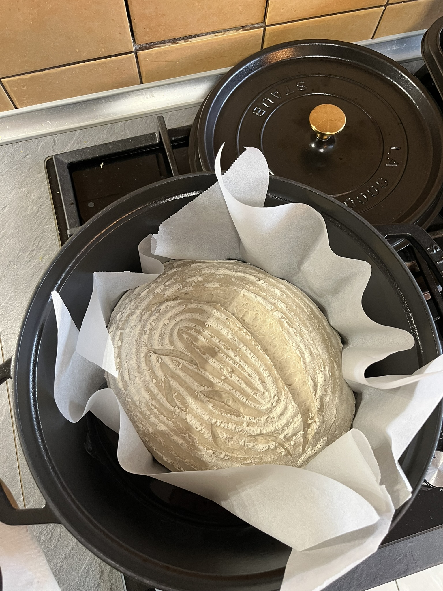 Domácí kváskový chleba pšenično-žitný - chleba před pečením