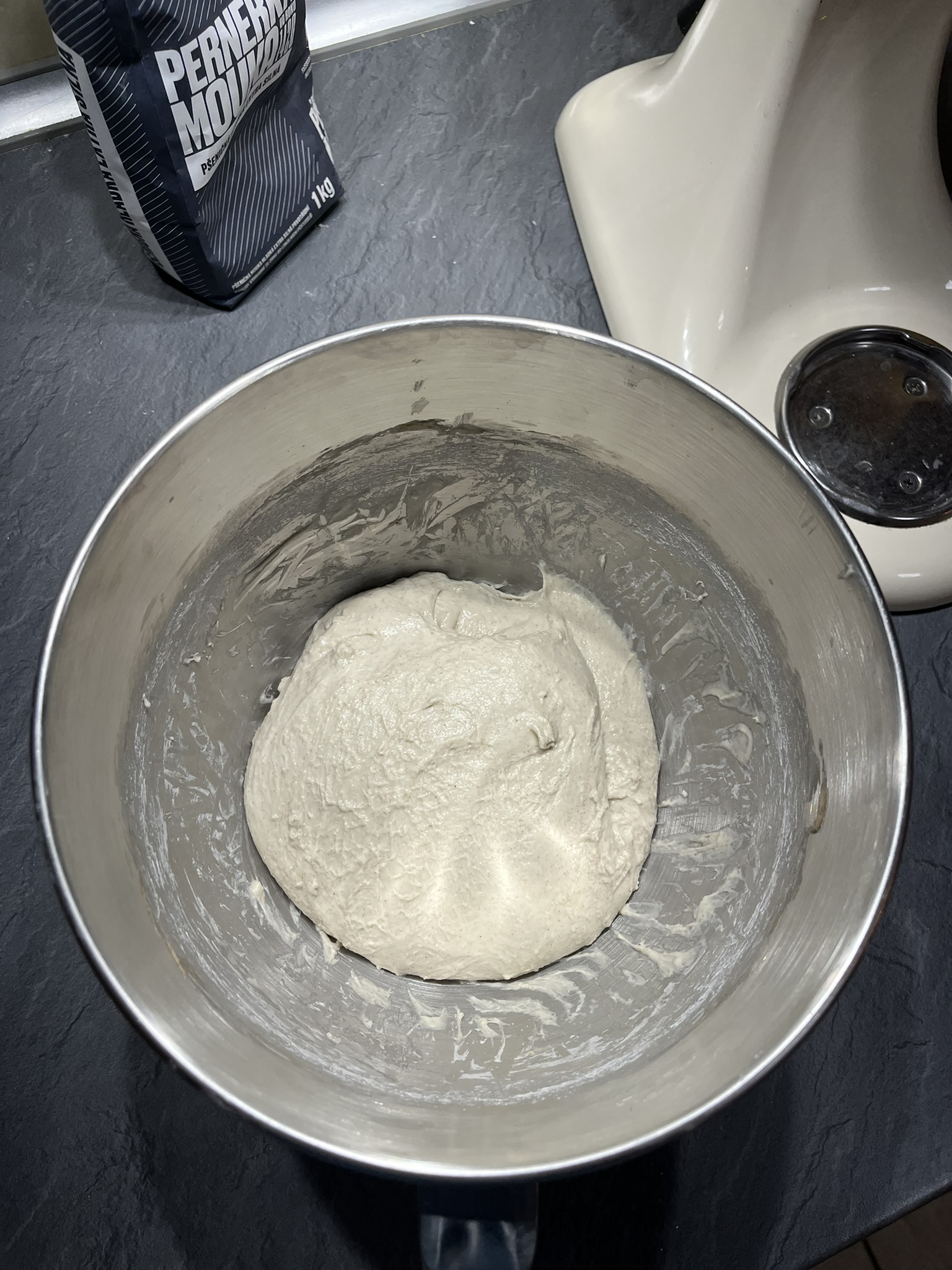 Domácí kváskový chleba pšenično-žitný - těsto po překládání Domácí kváskový chleba pšenično-žitný - těsto po překládání