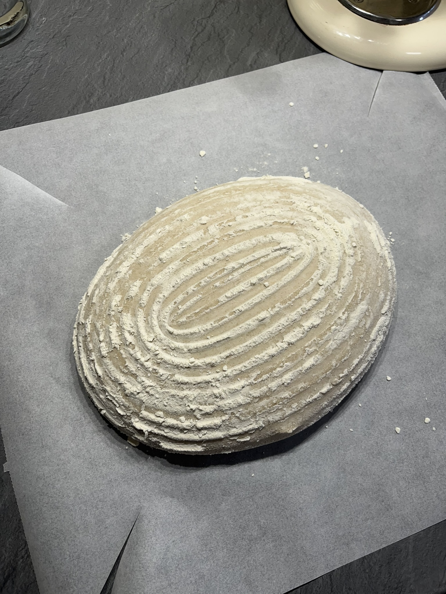 Domácí kváskový chleba pšenično-žitný - těsto po vyklepnutí z ošatky