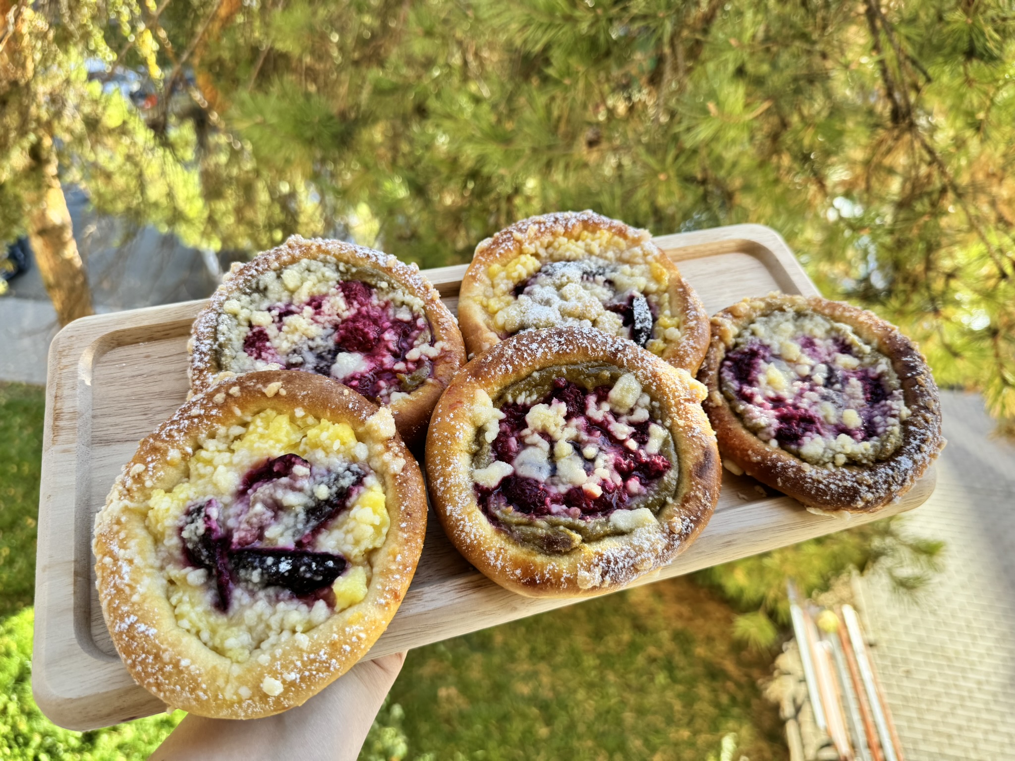 Tlačené kynuté koláče s vanilkovým krémem Tlačené kynuté koláče s vanilkovým krémem