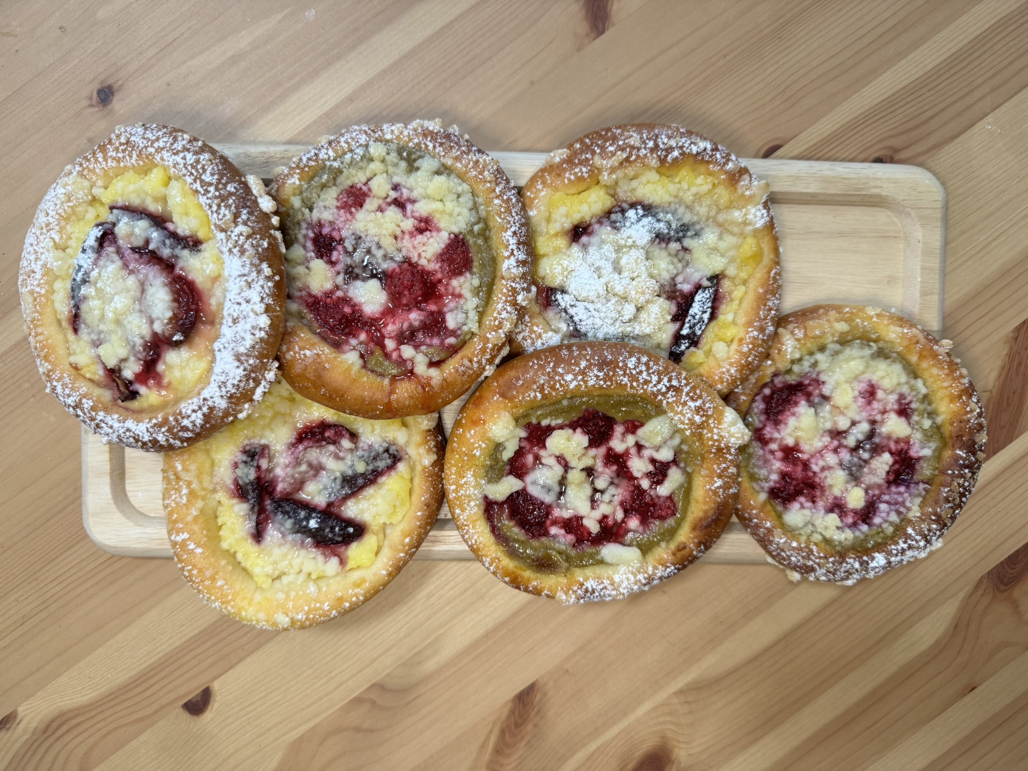 Tlačené kynuté koláče s vanilkovým krémem - hotové Tlačené kynuté koláče s vanilkovým krémem - hotové